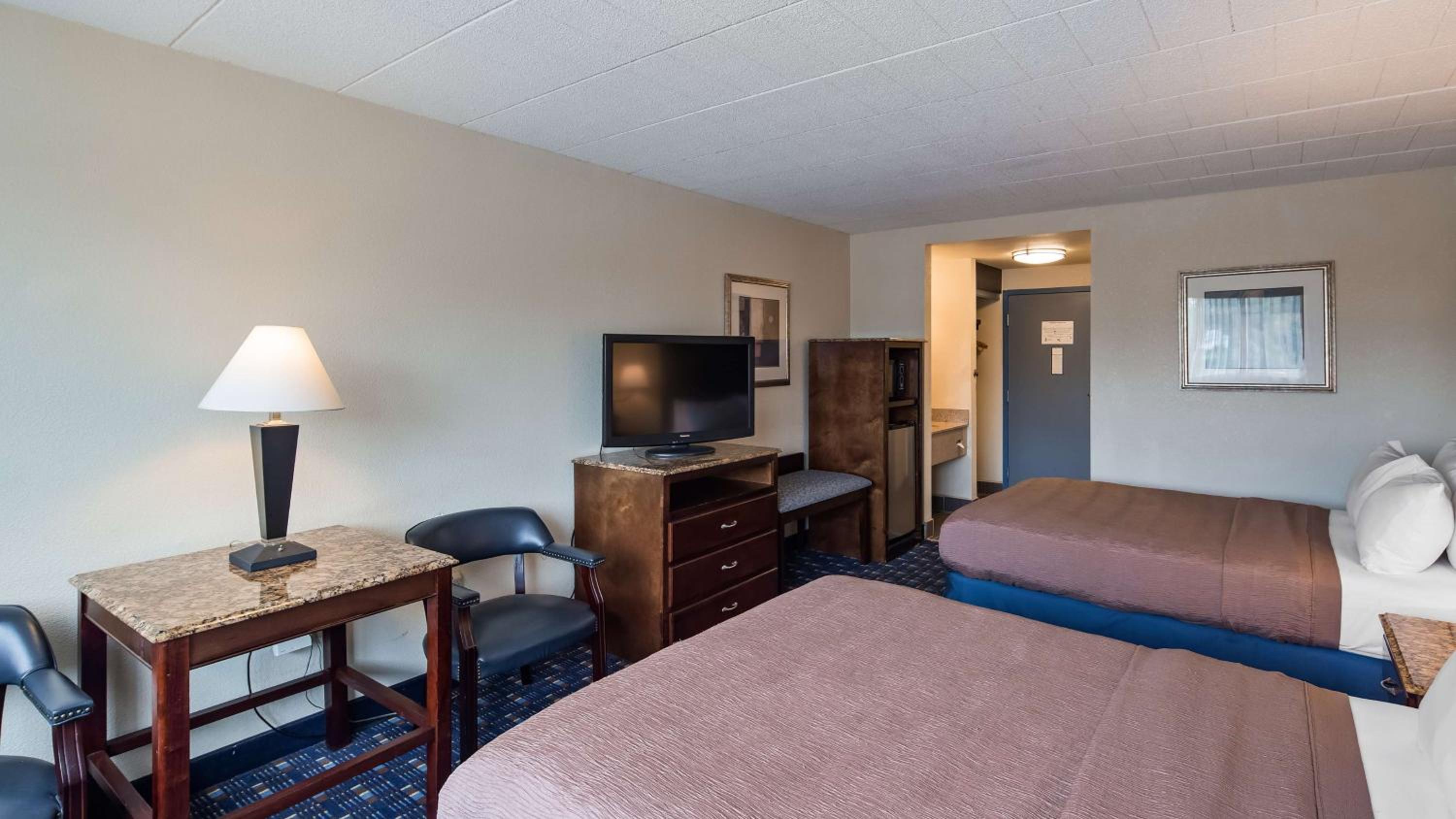 Queen Room with Two Queen Beds - Non-Smoking - Photo 2