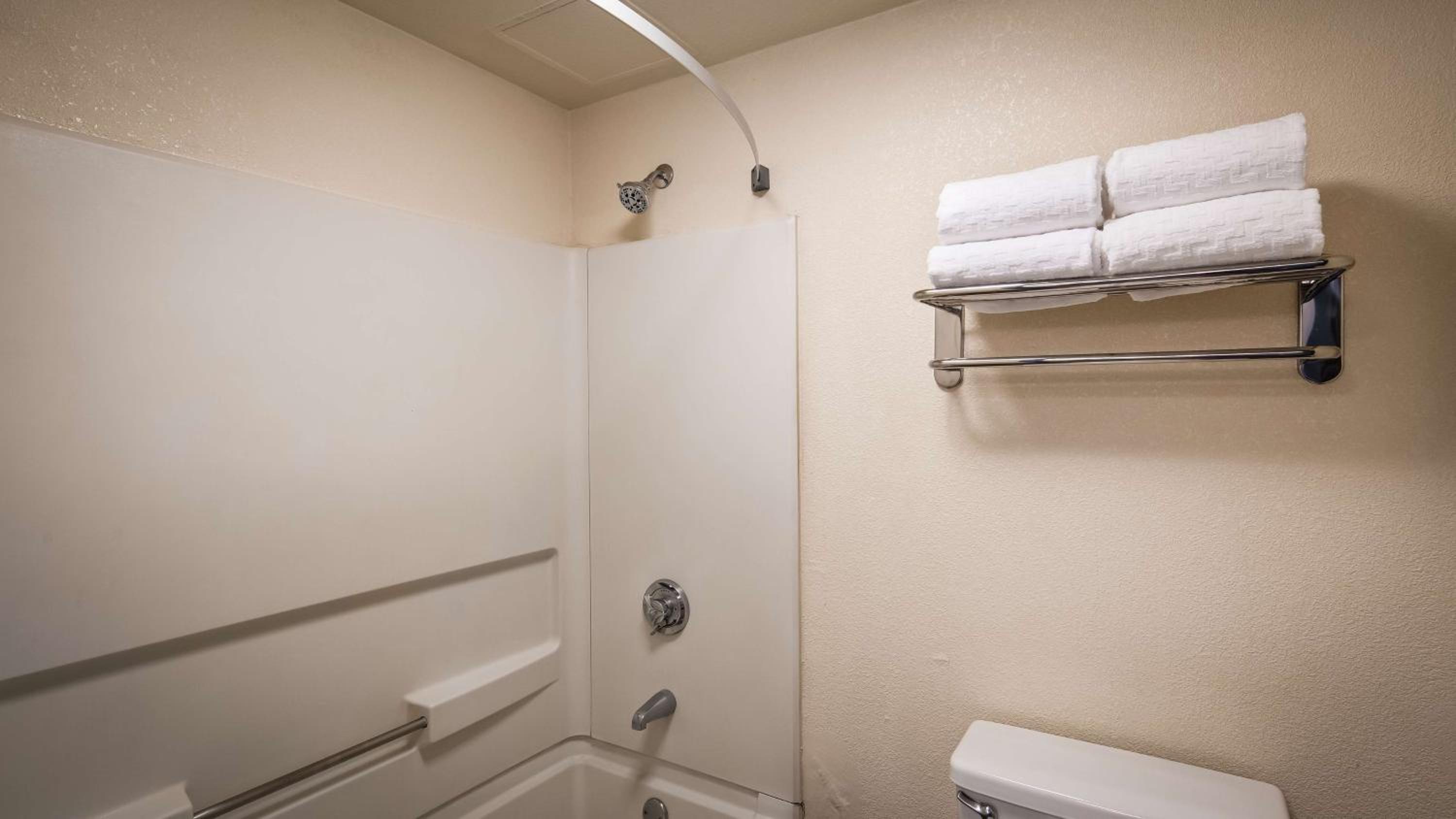 Queen Room with Two Queen Beds - Pet Friendly/Non-Smoking - Photo 3