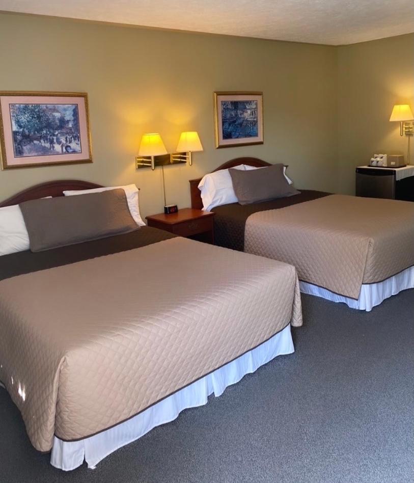 Queen Room with Two Queen Beds photo 1