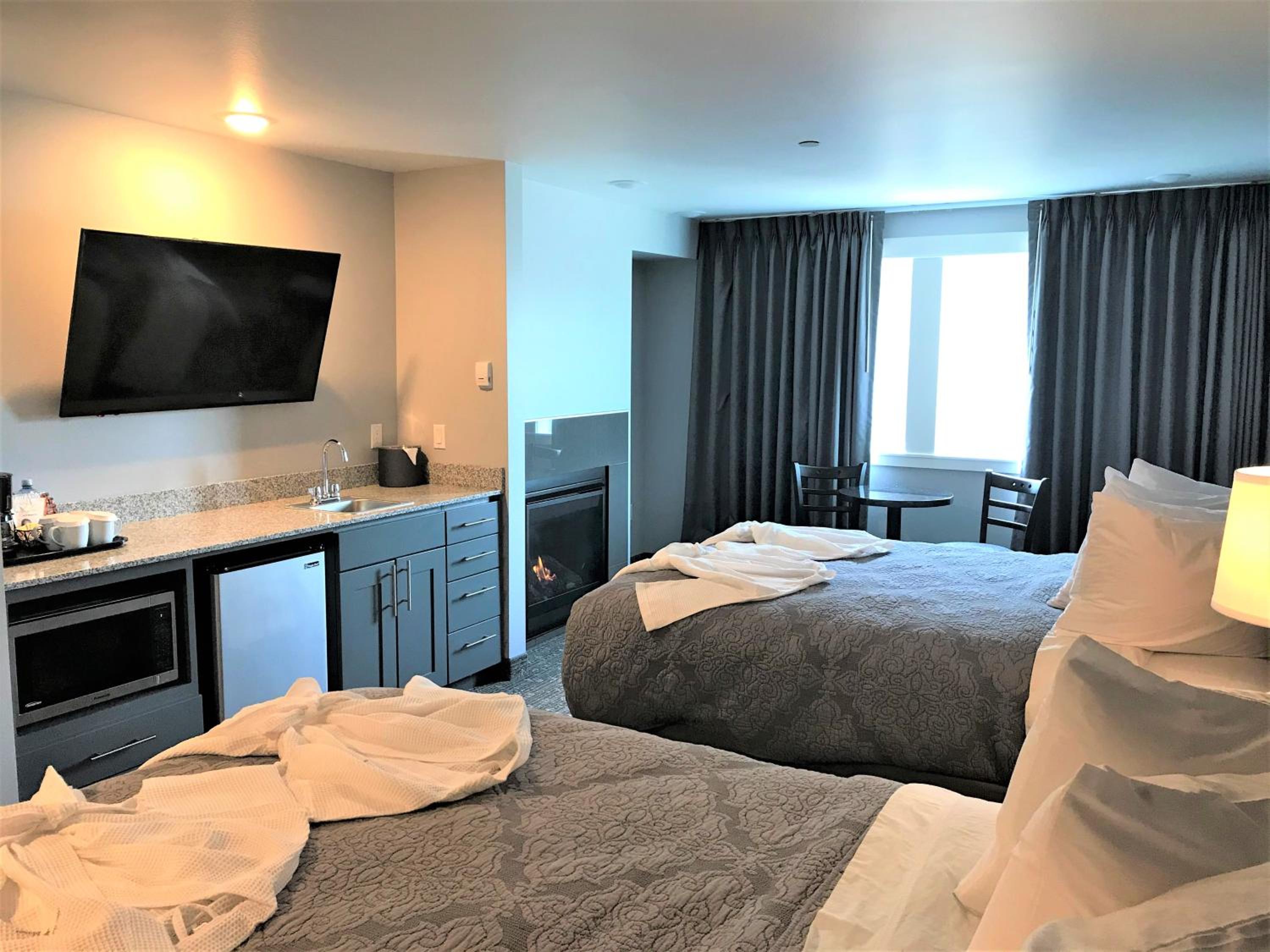 Non View, Fireplace, 2 Queens (Off Shore room)