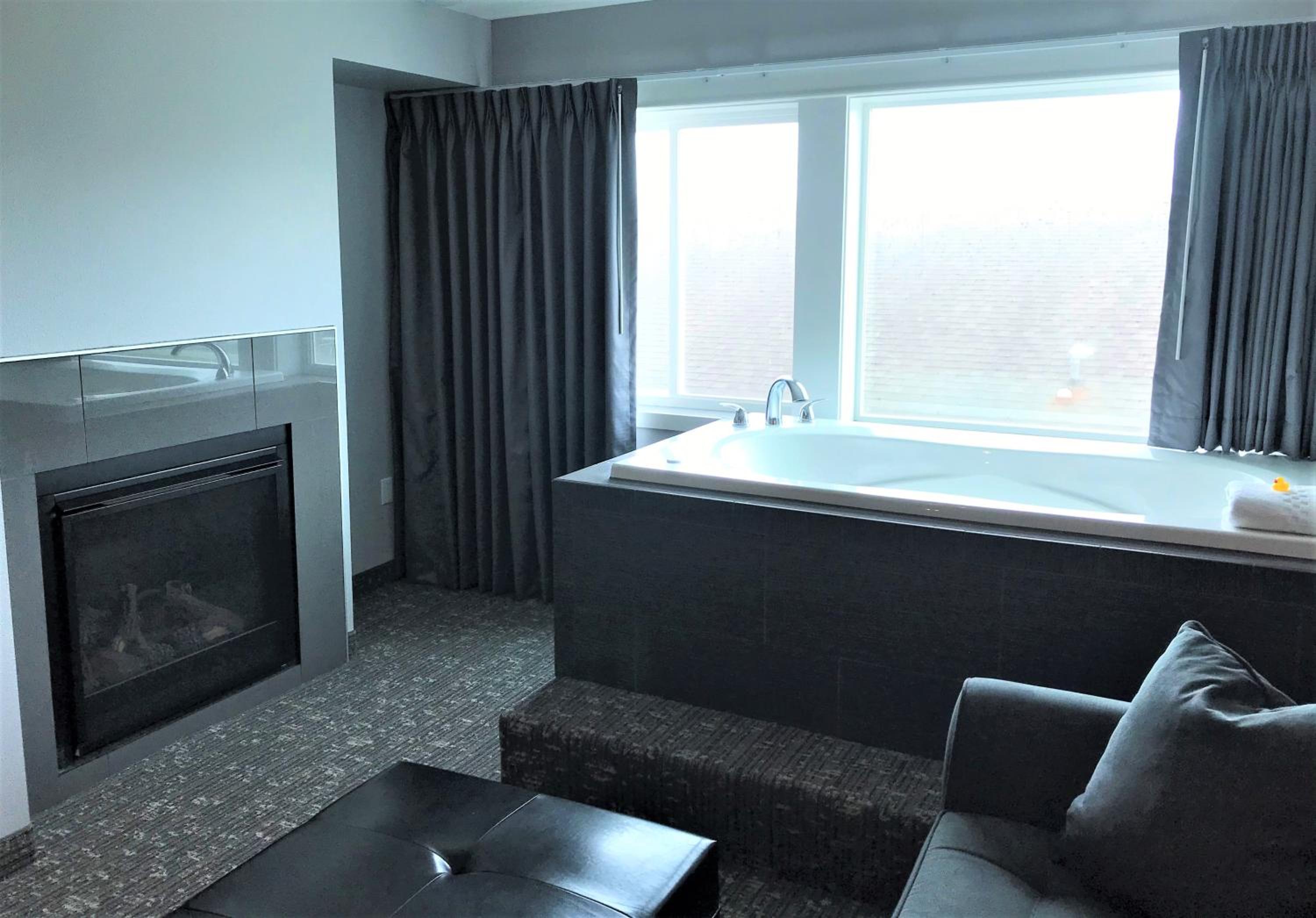 Non View, Jetted Tub, Fireplace, KING (Cove Suite)