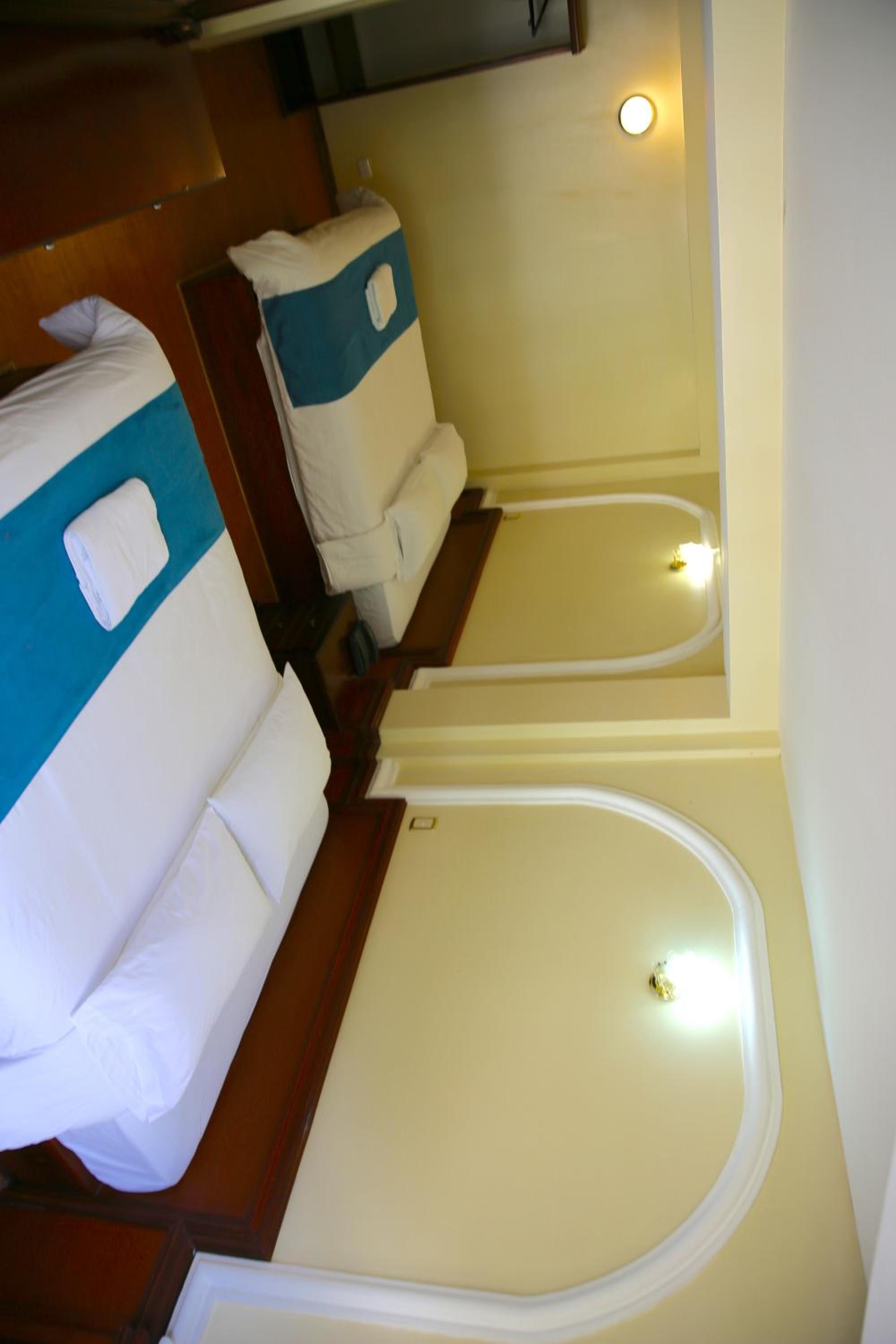 Quadruple Room with Private Bathroom photo 2