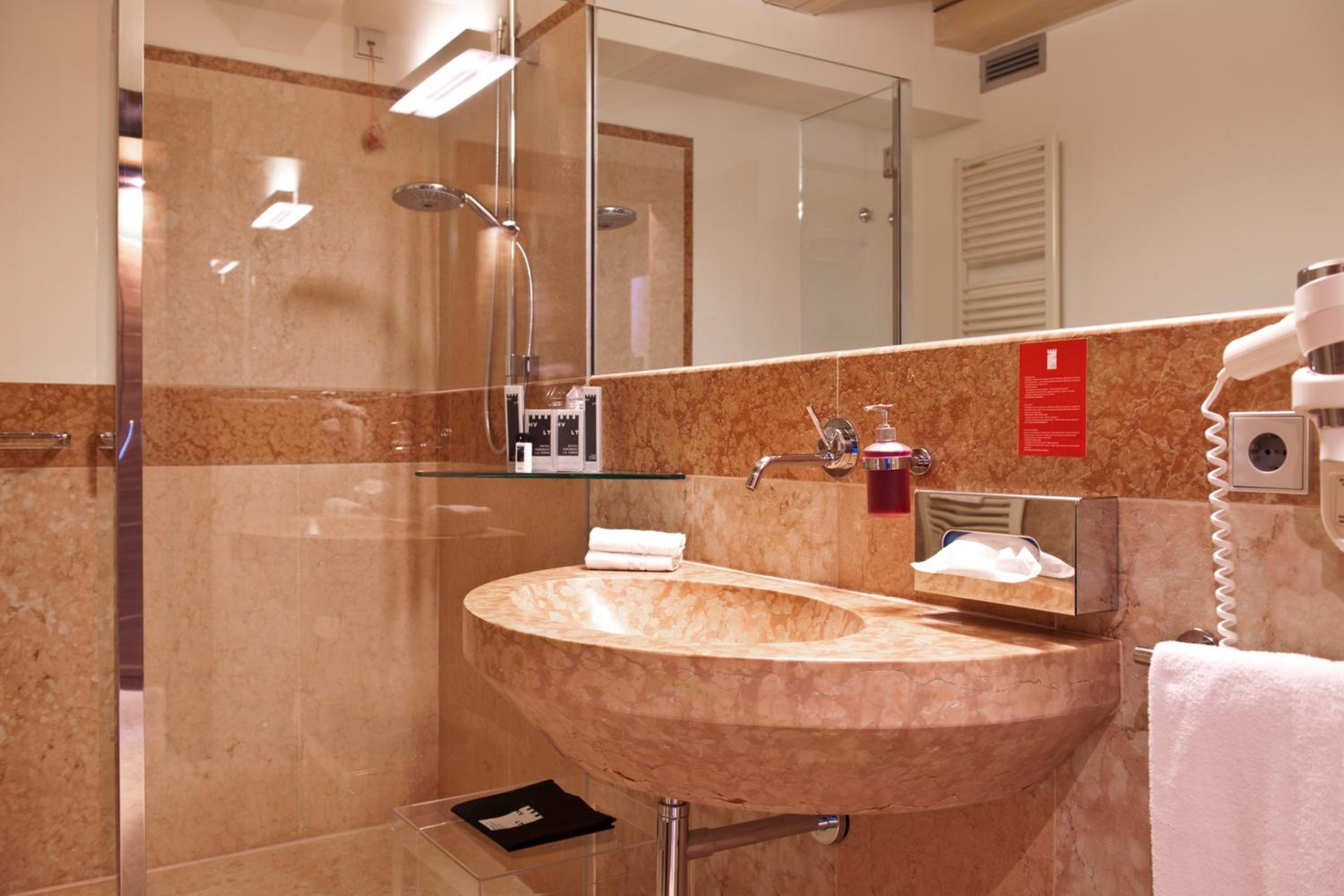 Junior Suite with Spa Access - Photo 9