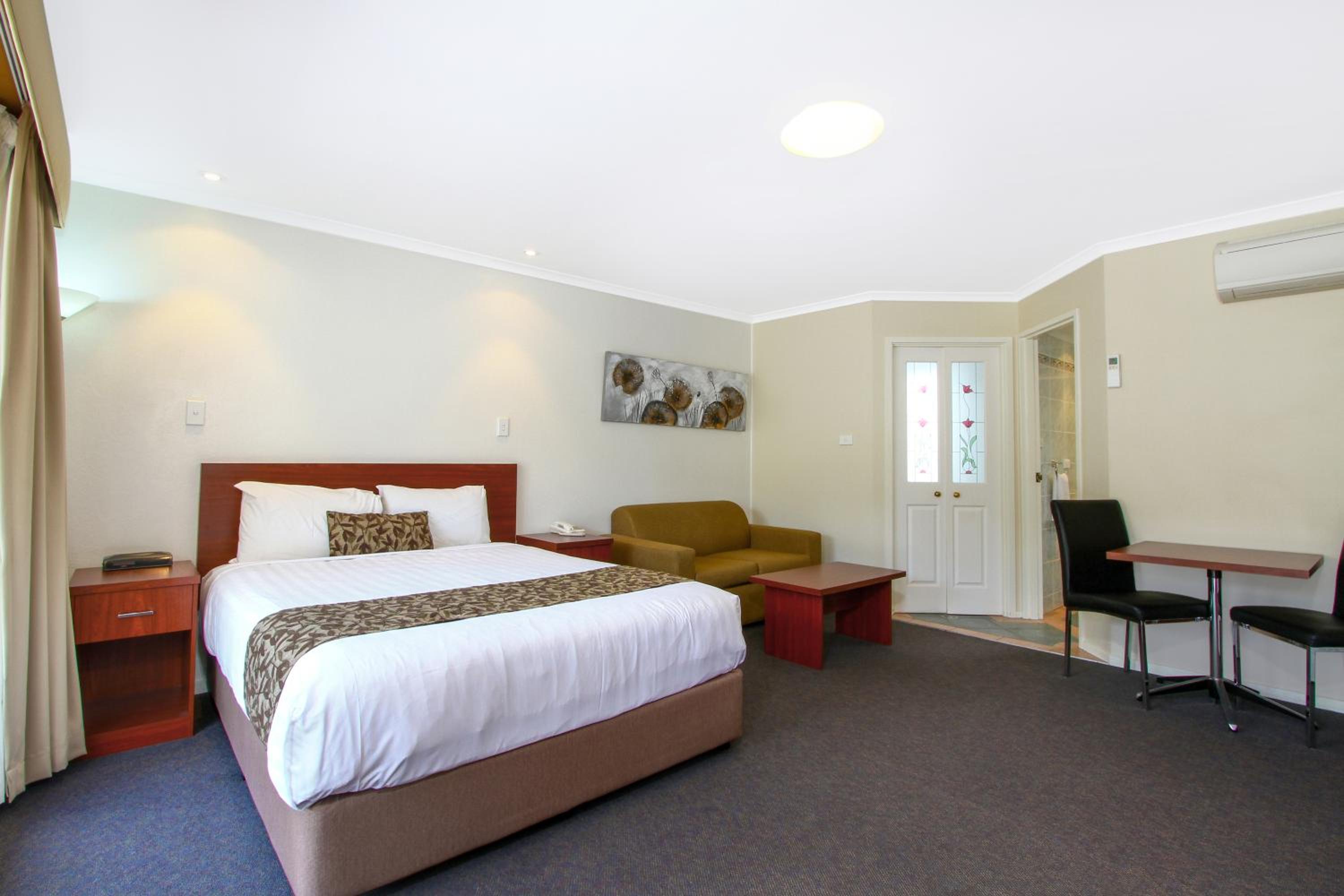 Executive Queen Room with Spa Bath  photo 2