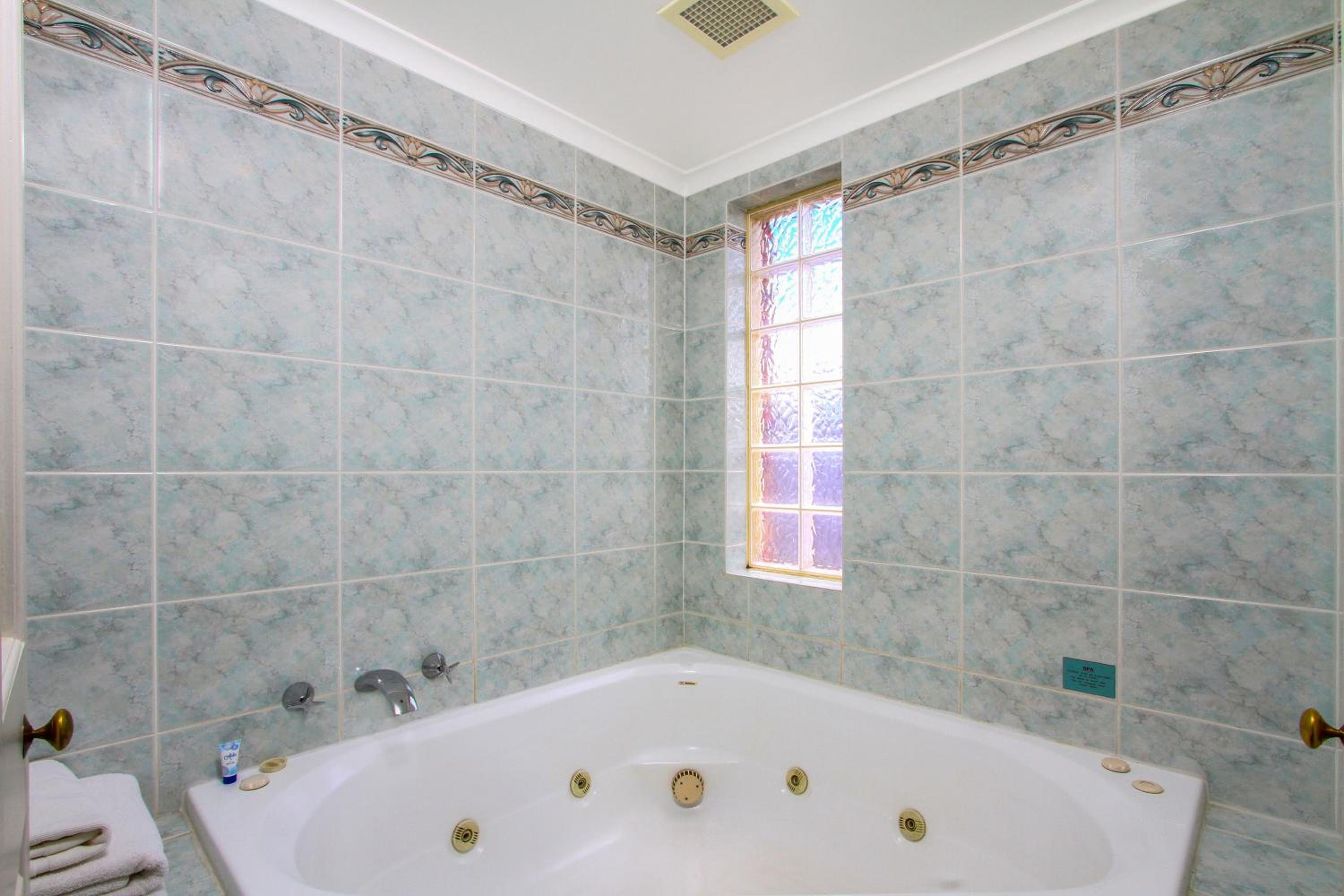 Executive Queen Room with Spa Bath  photo 3