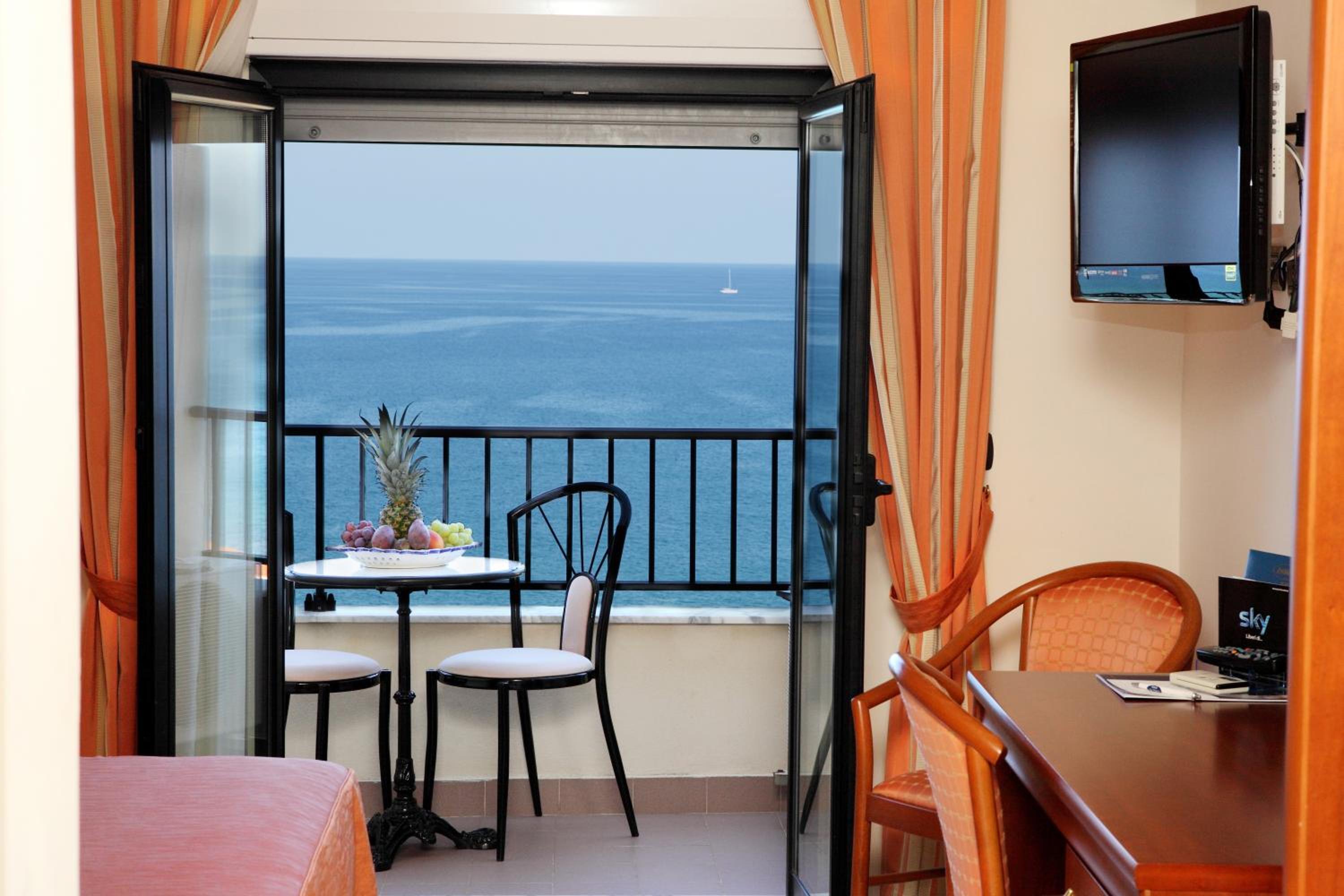 Double Room with Sea View - Photo 13