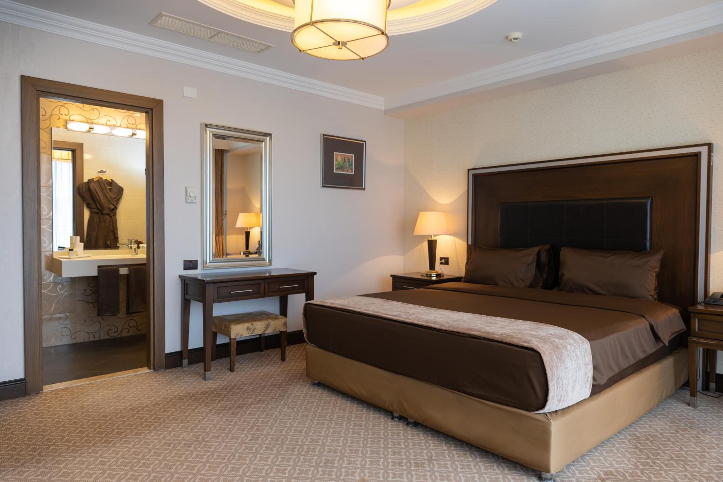 Deluxe King Room photo 1