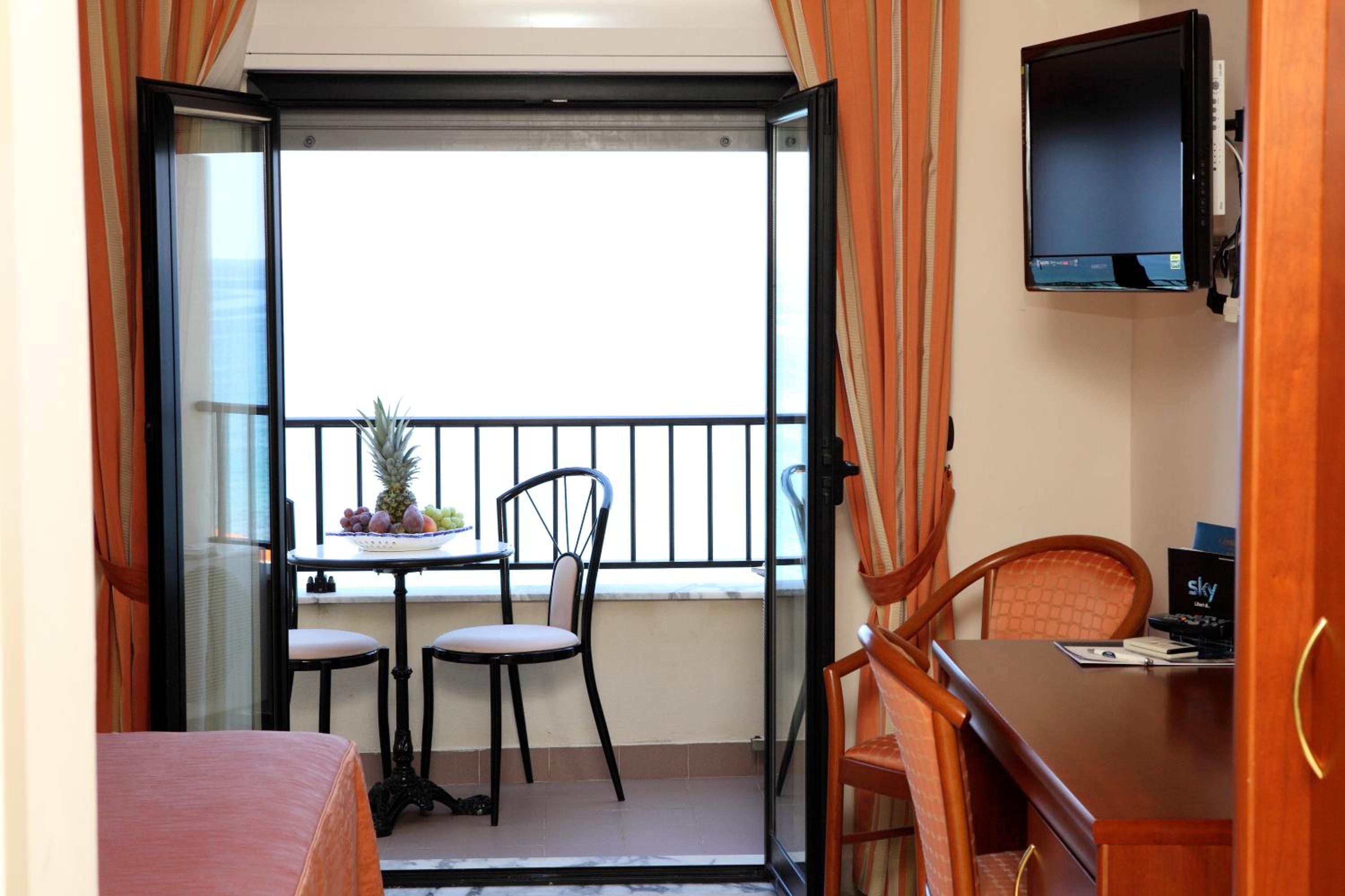 Double Room with Sea View - Photo 14