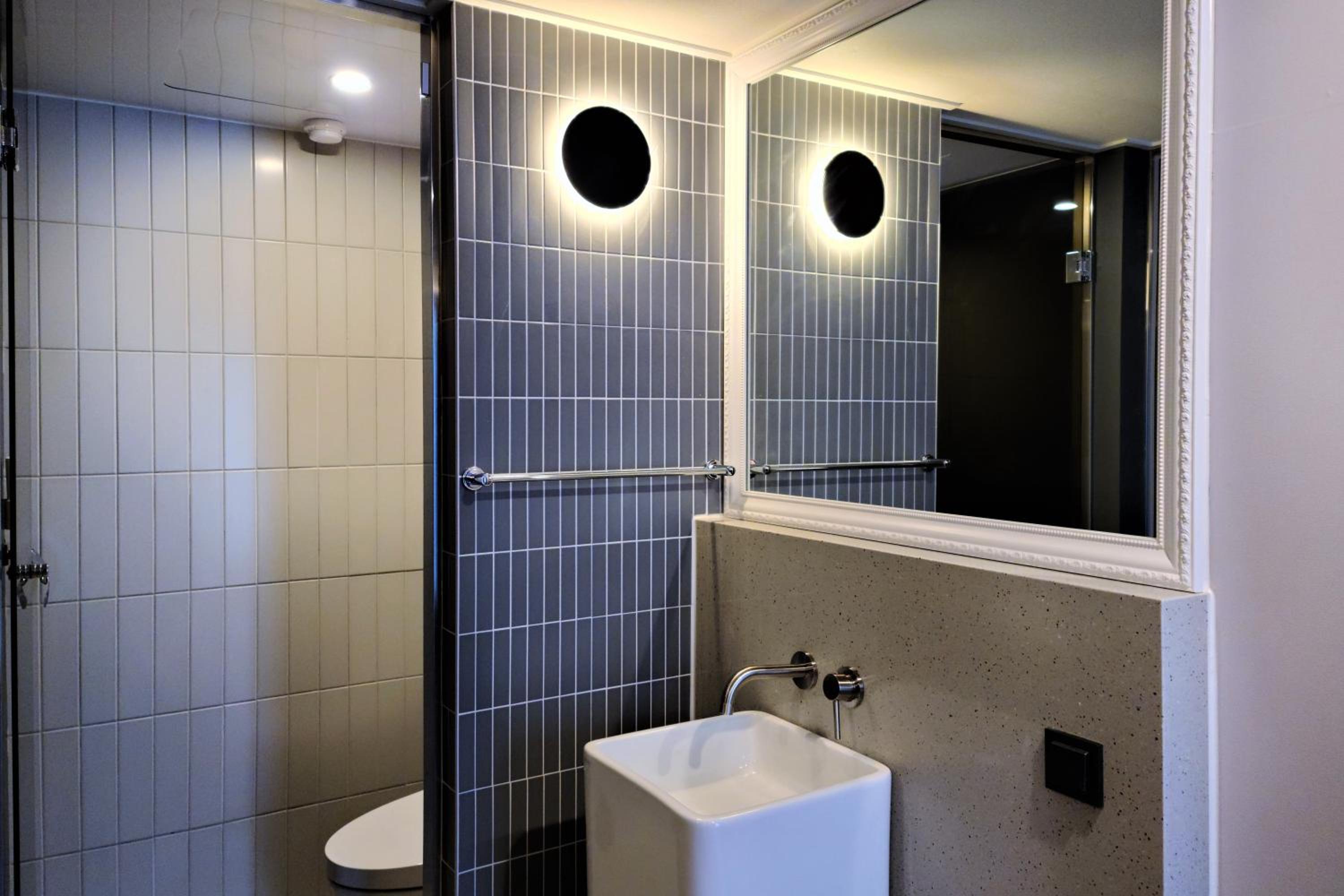 Deluxe Double Room with Free access to Rooftop pool - Photo 12