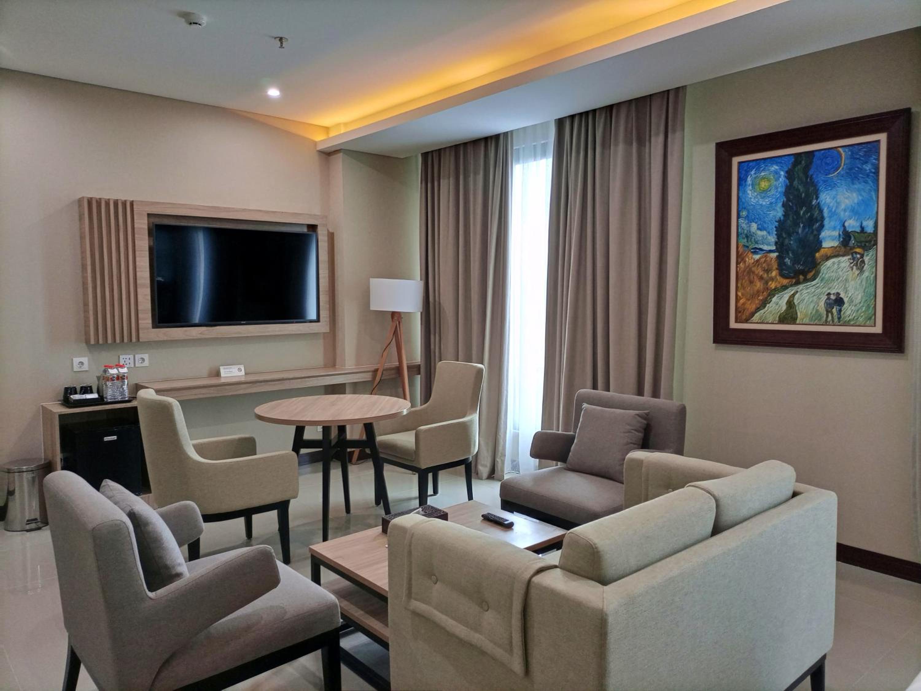 Suite - Photo 1