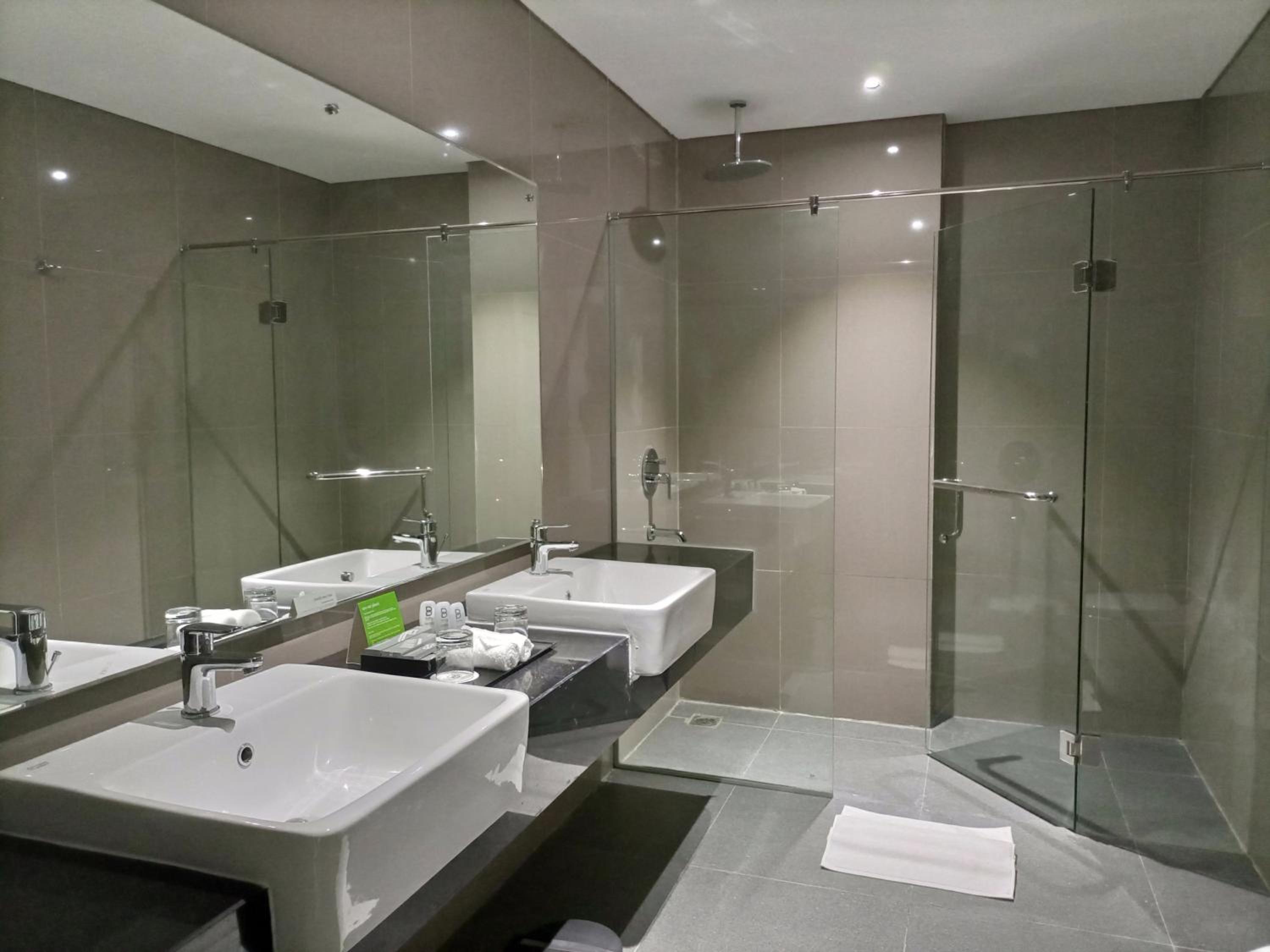 Suite - Photo 2