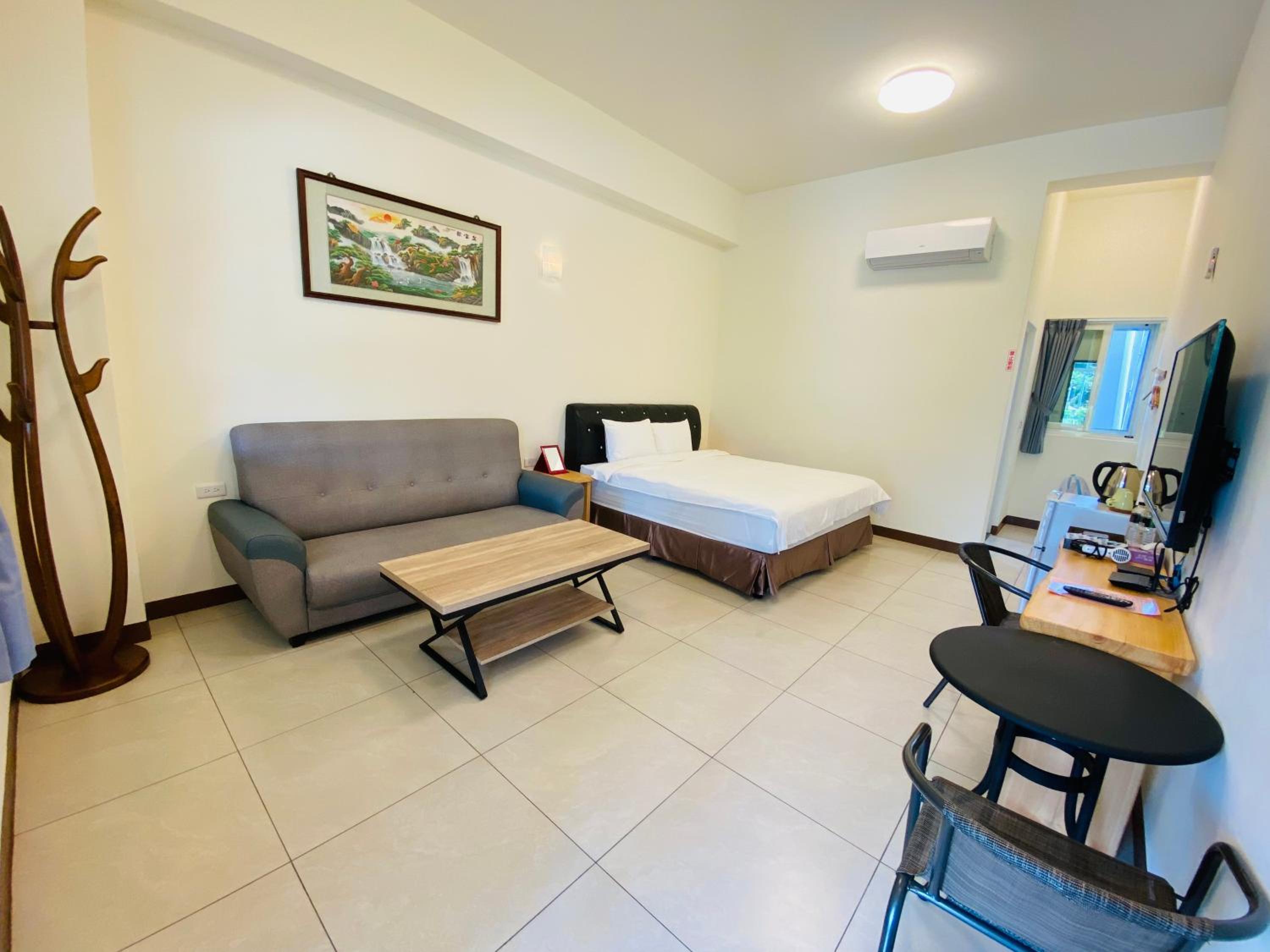 Large Double Room - Photo 10