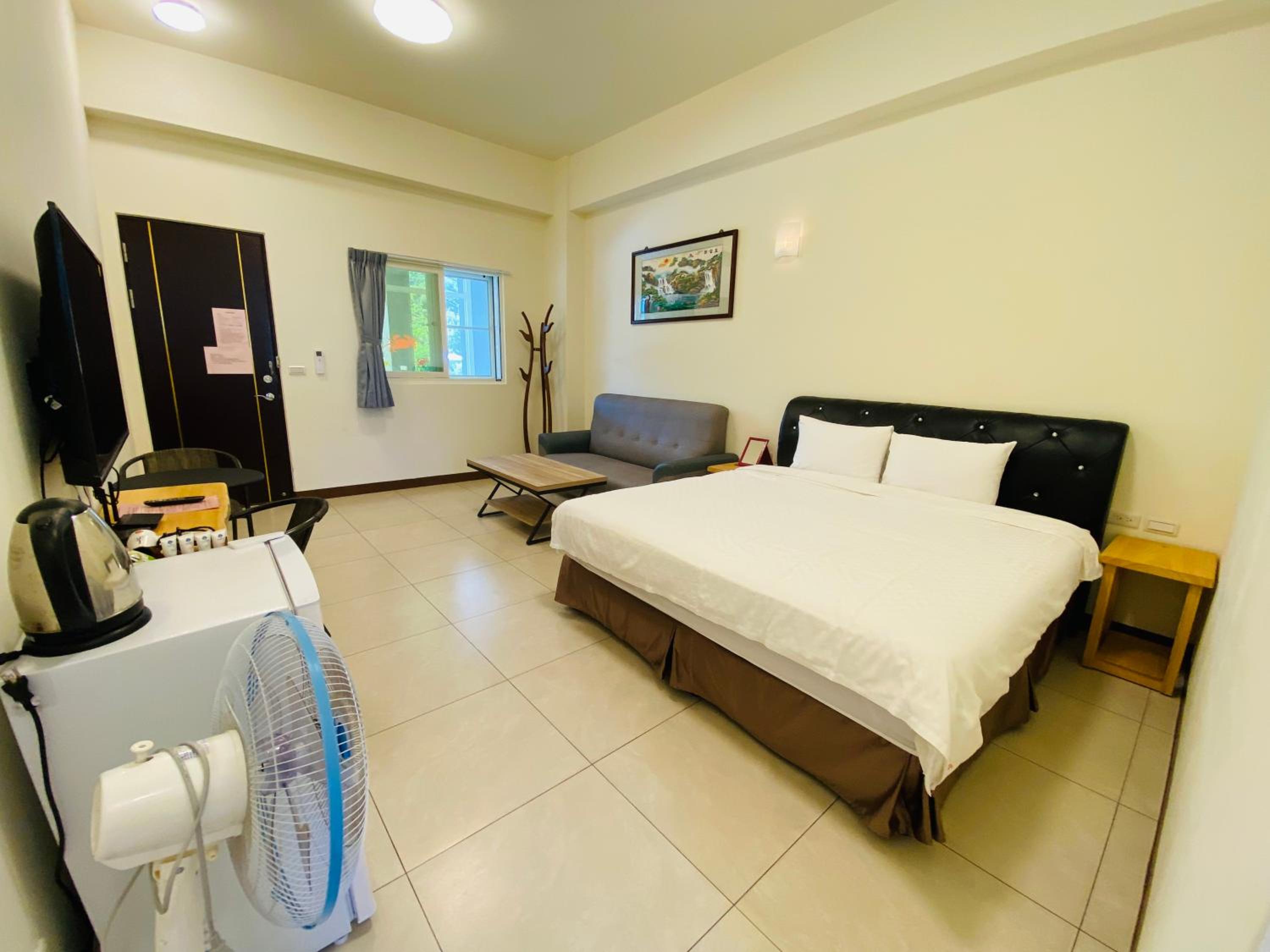 Large Double Room - Photo 9