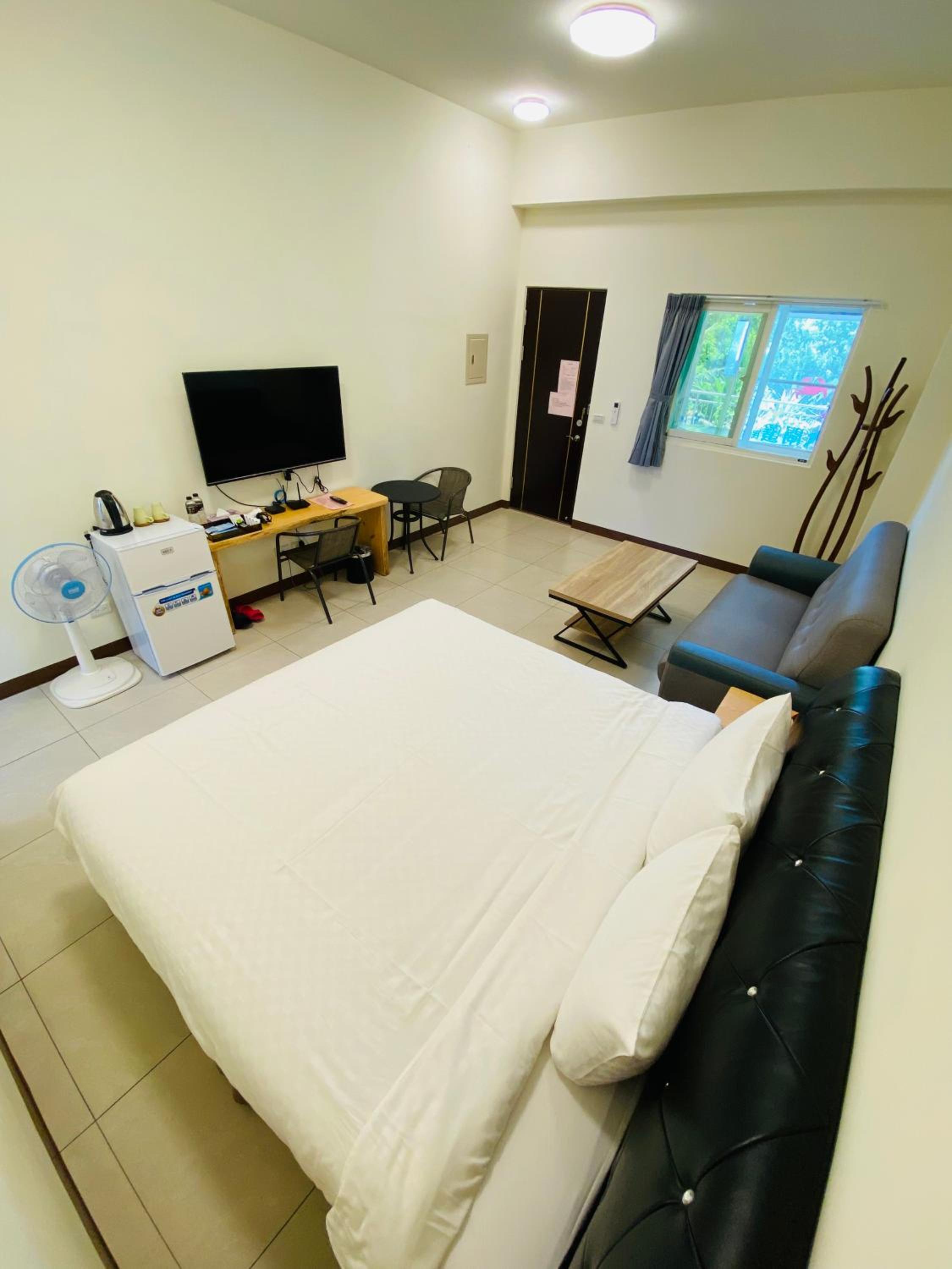 Large Double Room - Photo 6