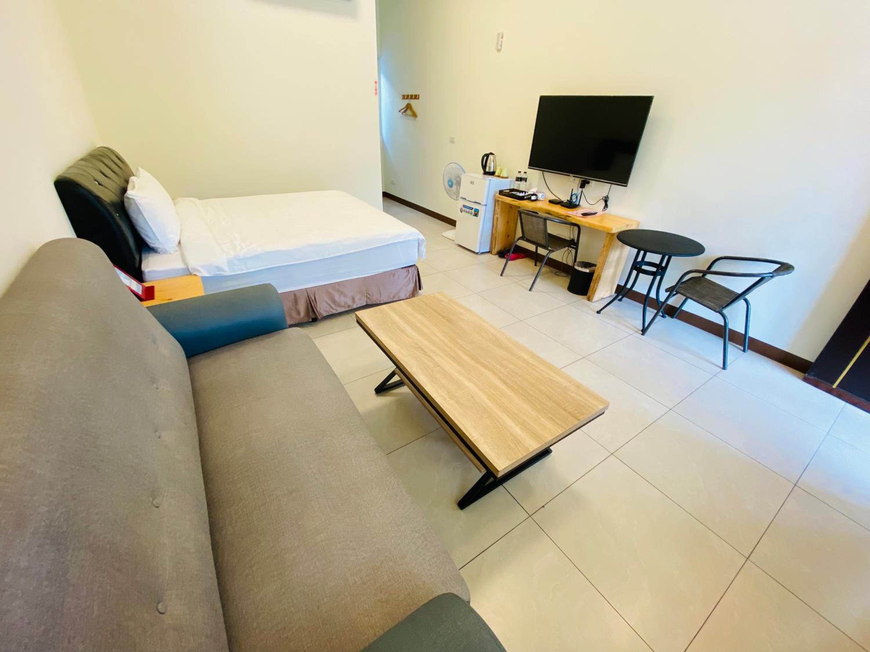 Large Double Room - Photo 5