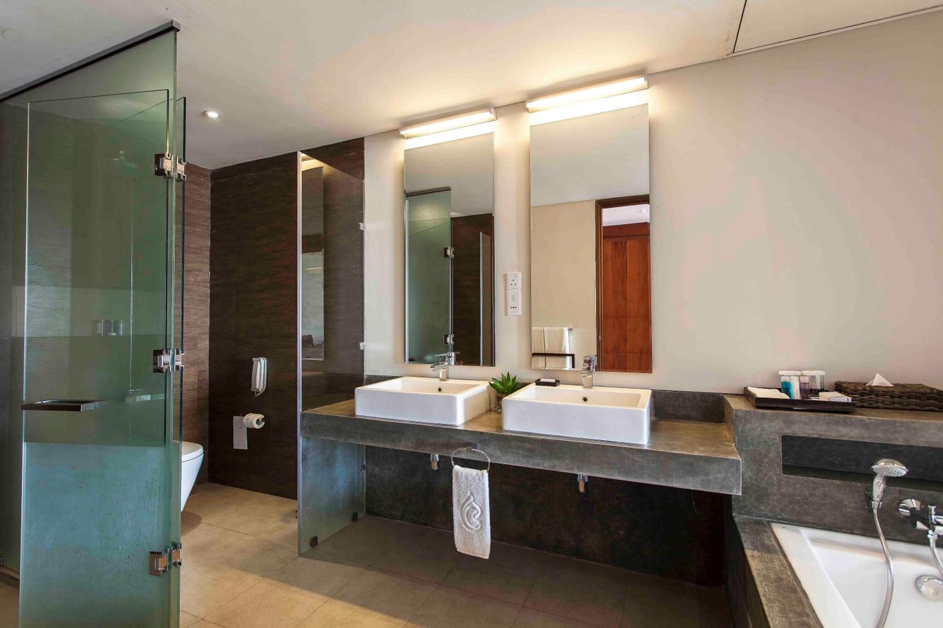 Executive Suite - Photo 4