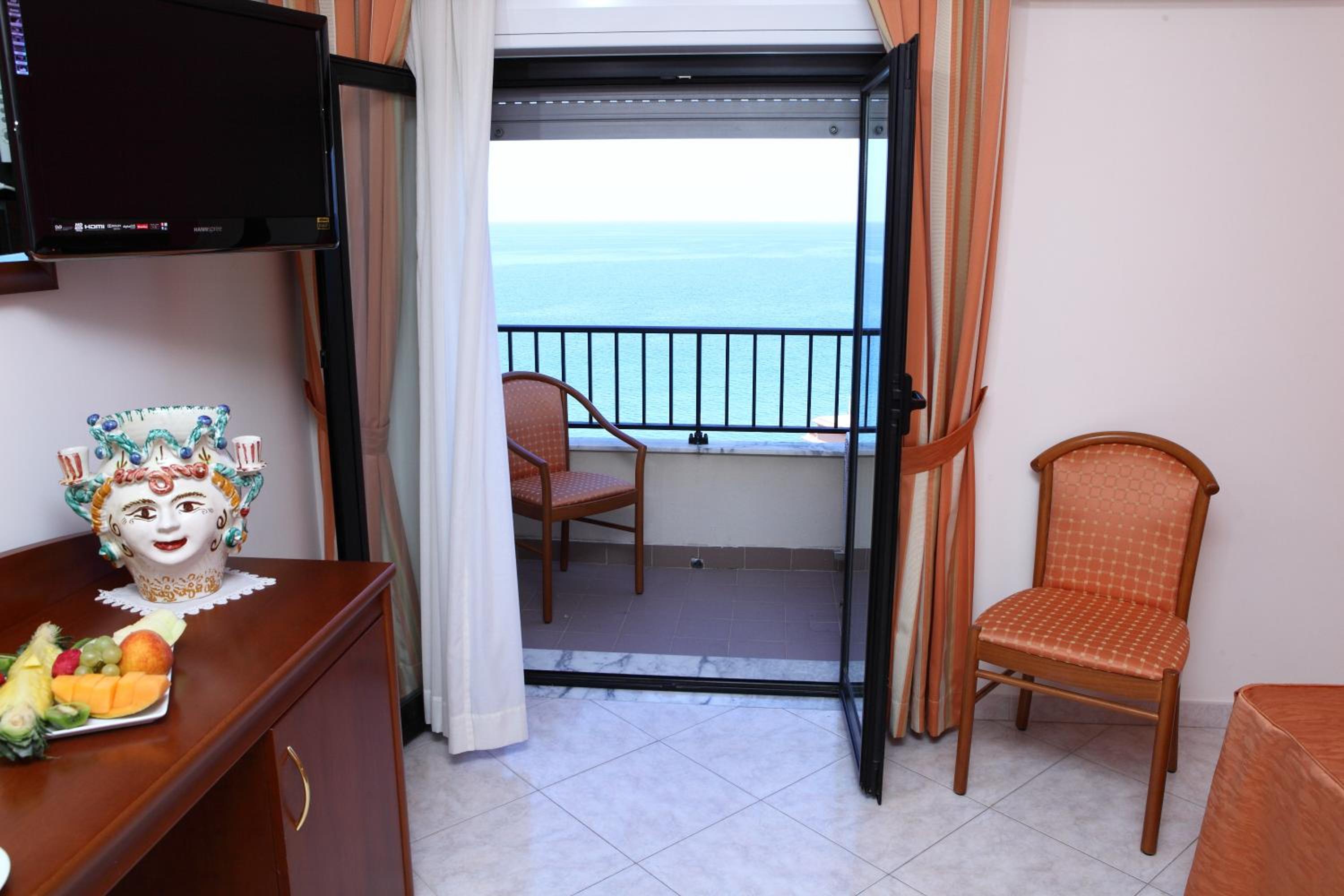 Double Room with Sea View - Photo 9