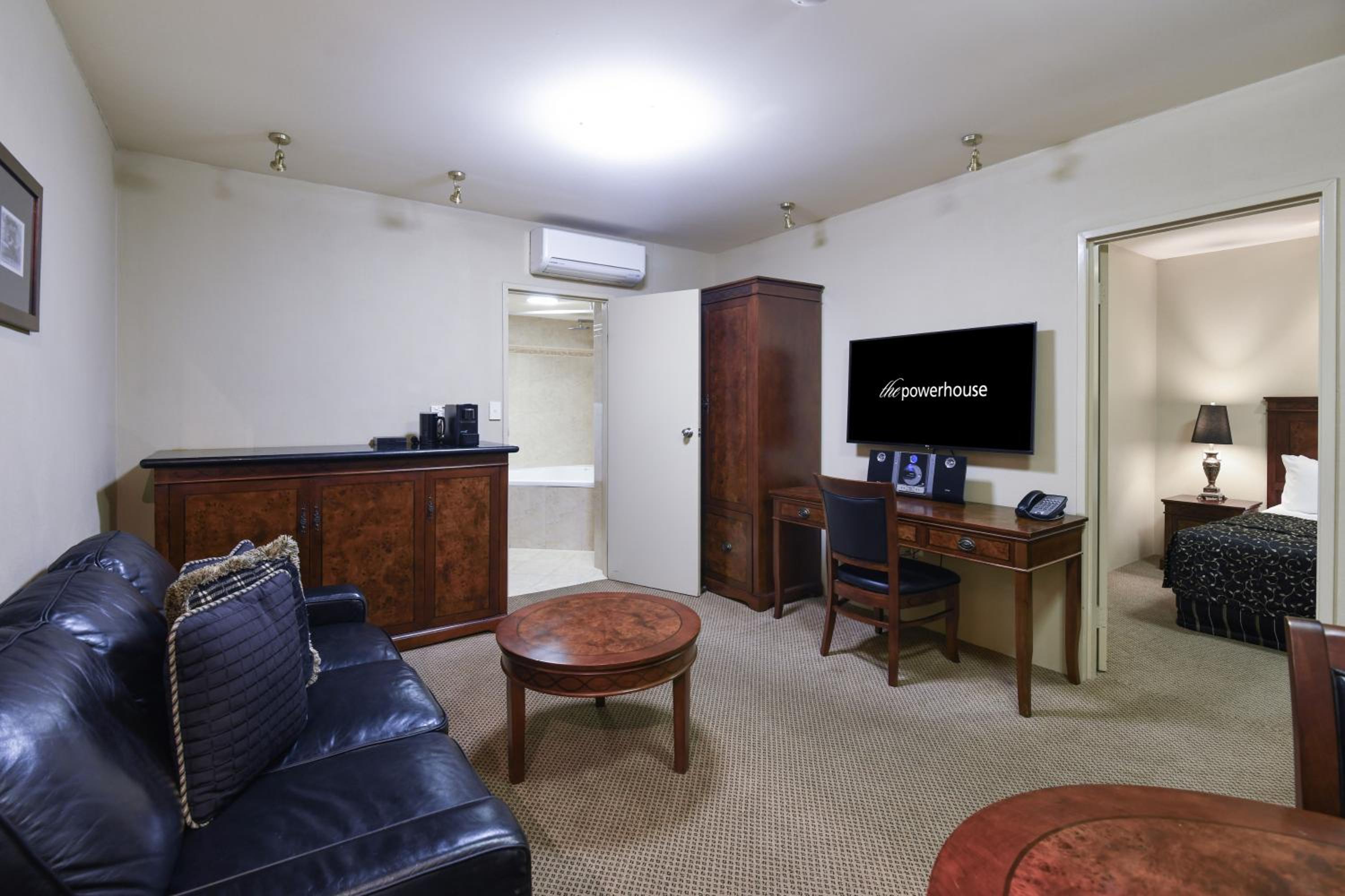 Executive King Suite - Photo 2