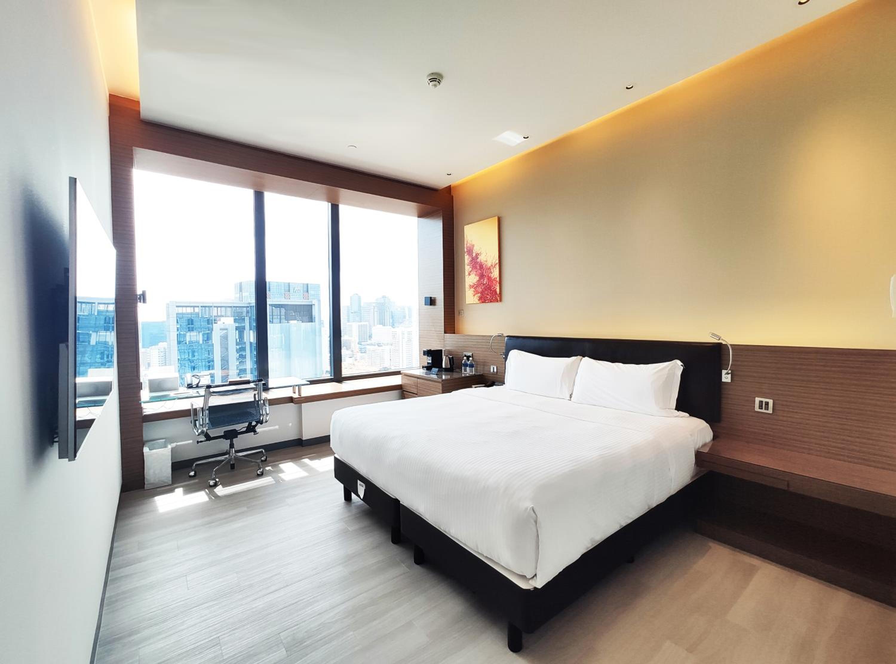 Mint Premier with Skyline Lounge Access, High Floor photo 2