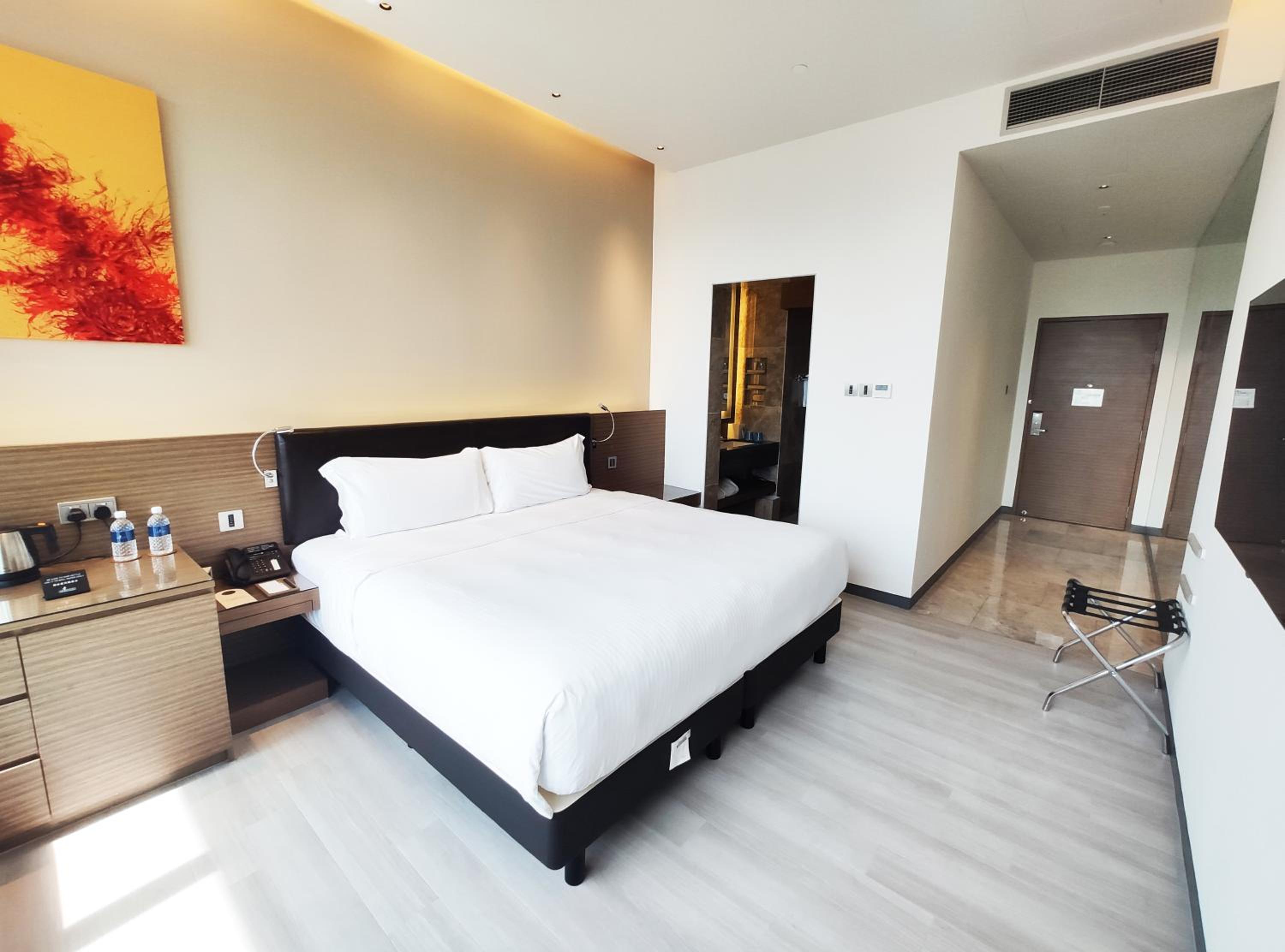 Mint Premier with Skyline Lounge Access, High Floor photo 2