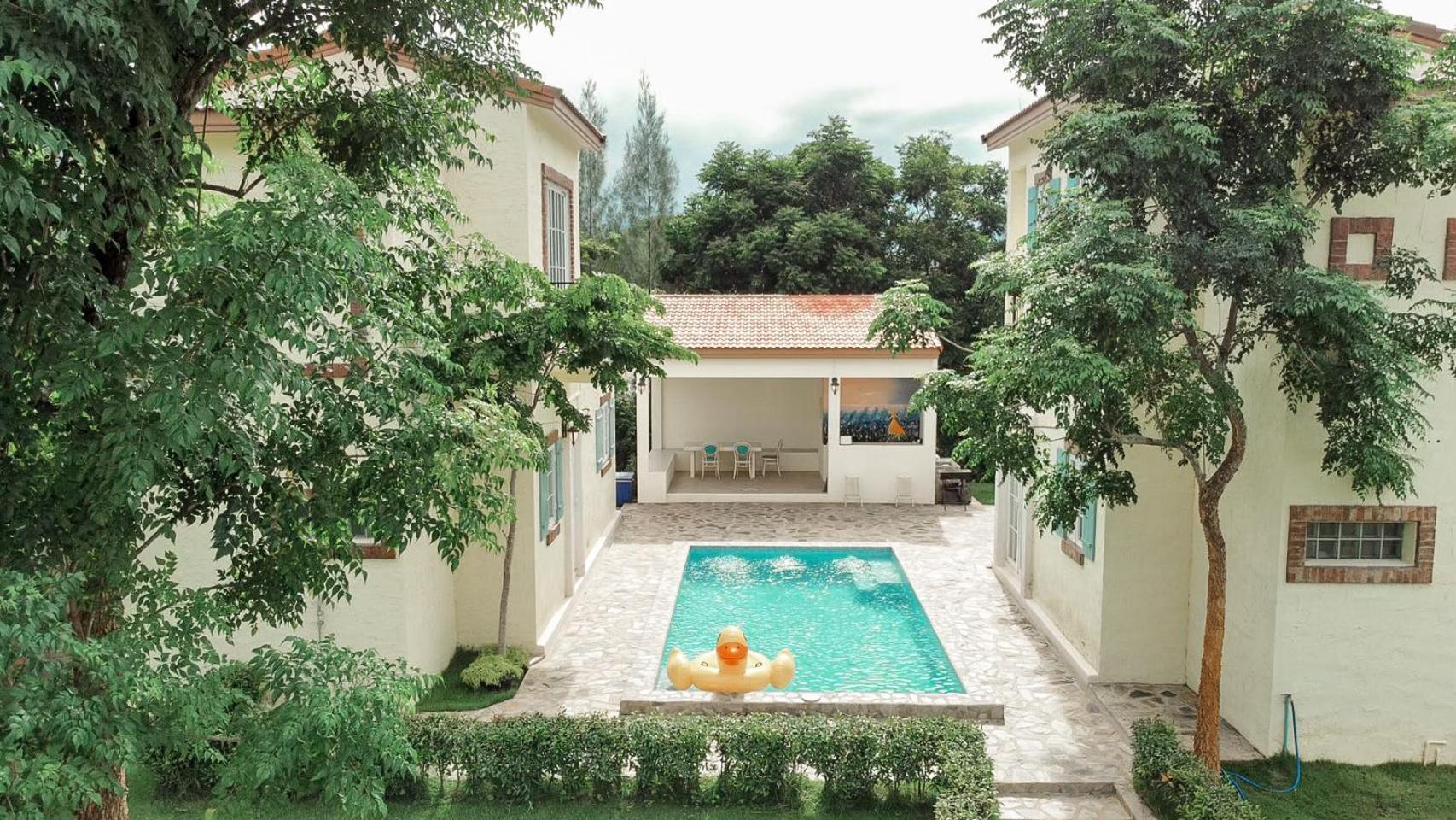 Villa - Photo 2