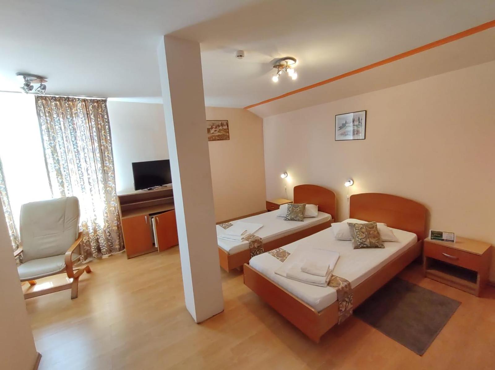 Standard Twin Room - Photo 8