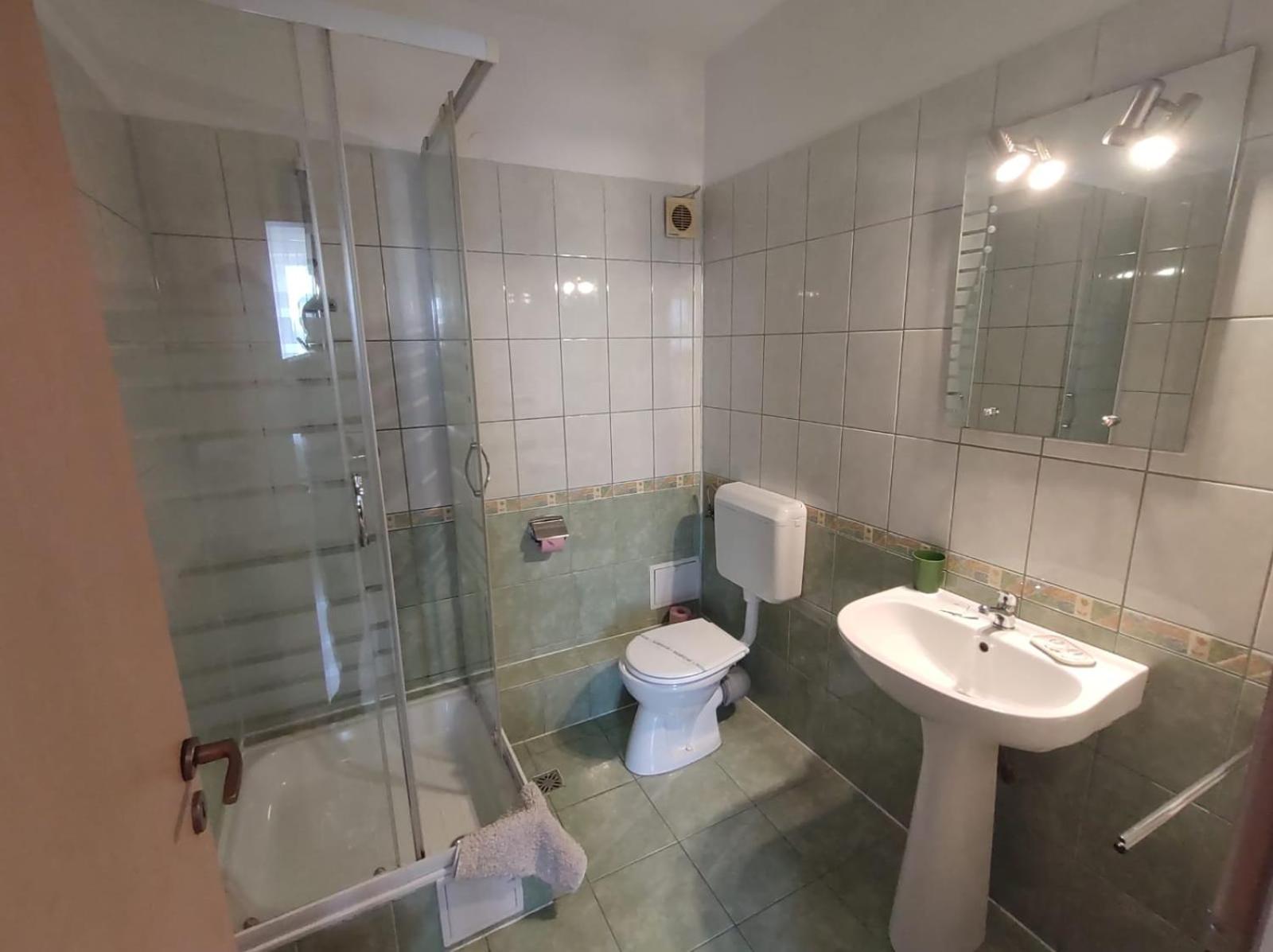 Double Room - Photo 7