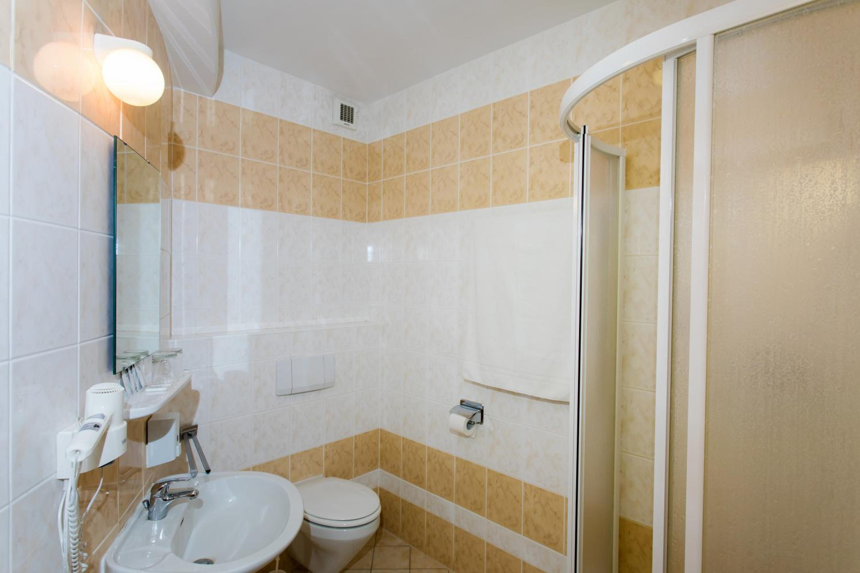 Twin Room - Photo 2