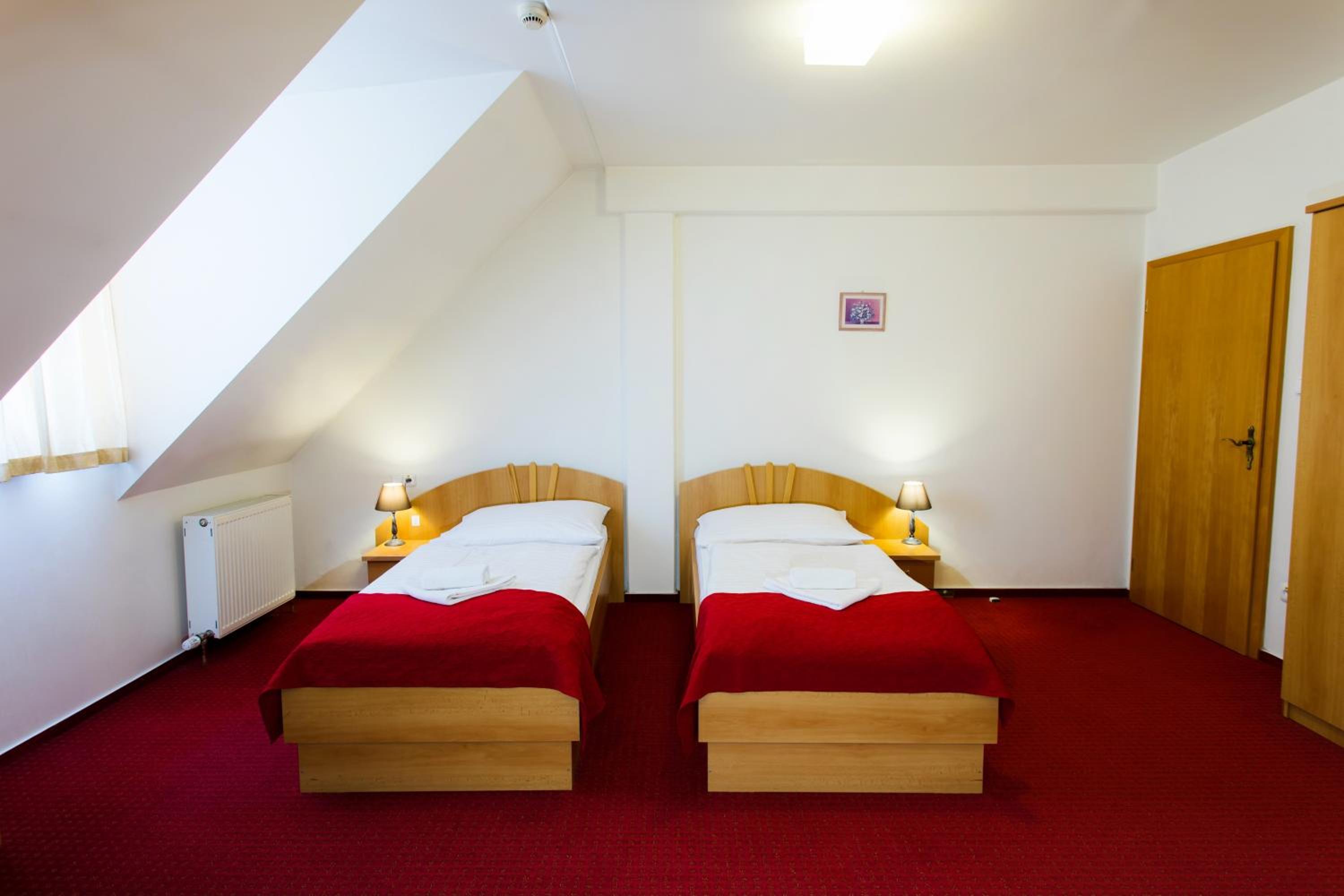 Twin Room - Photo 3