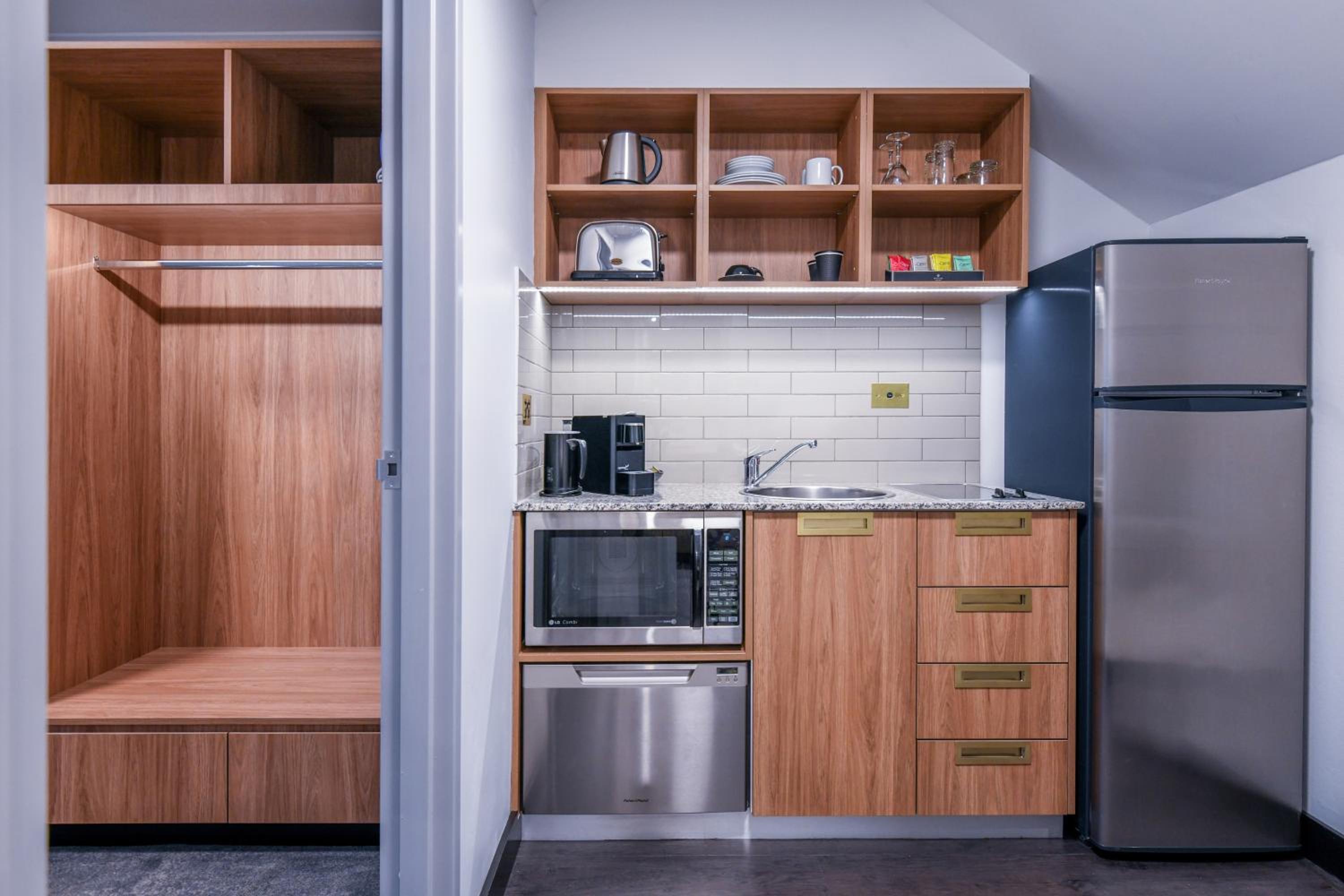 One Bedroom Kitchen Apartment - Photo 13