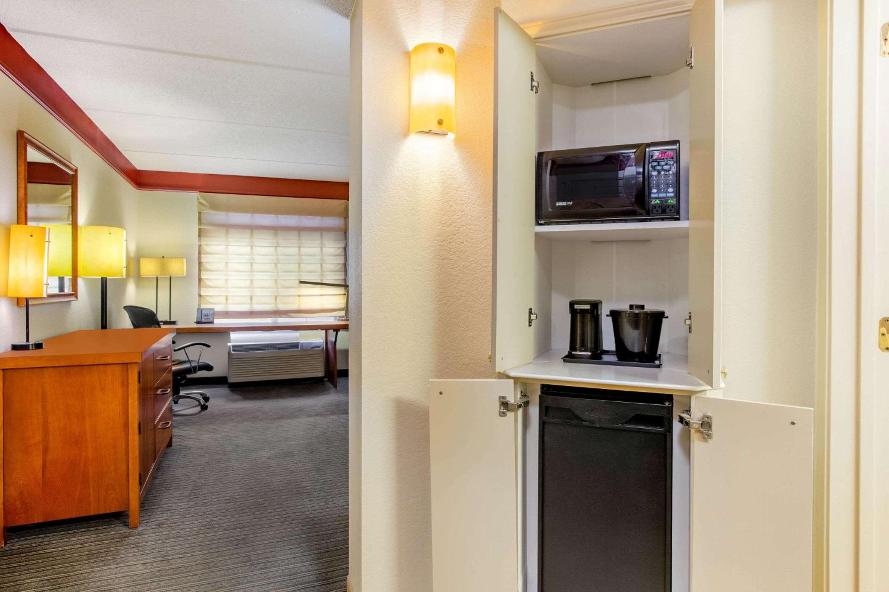 Deluxe Double Room with Two Double Beds - Photo 5