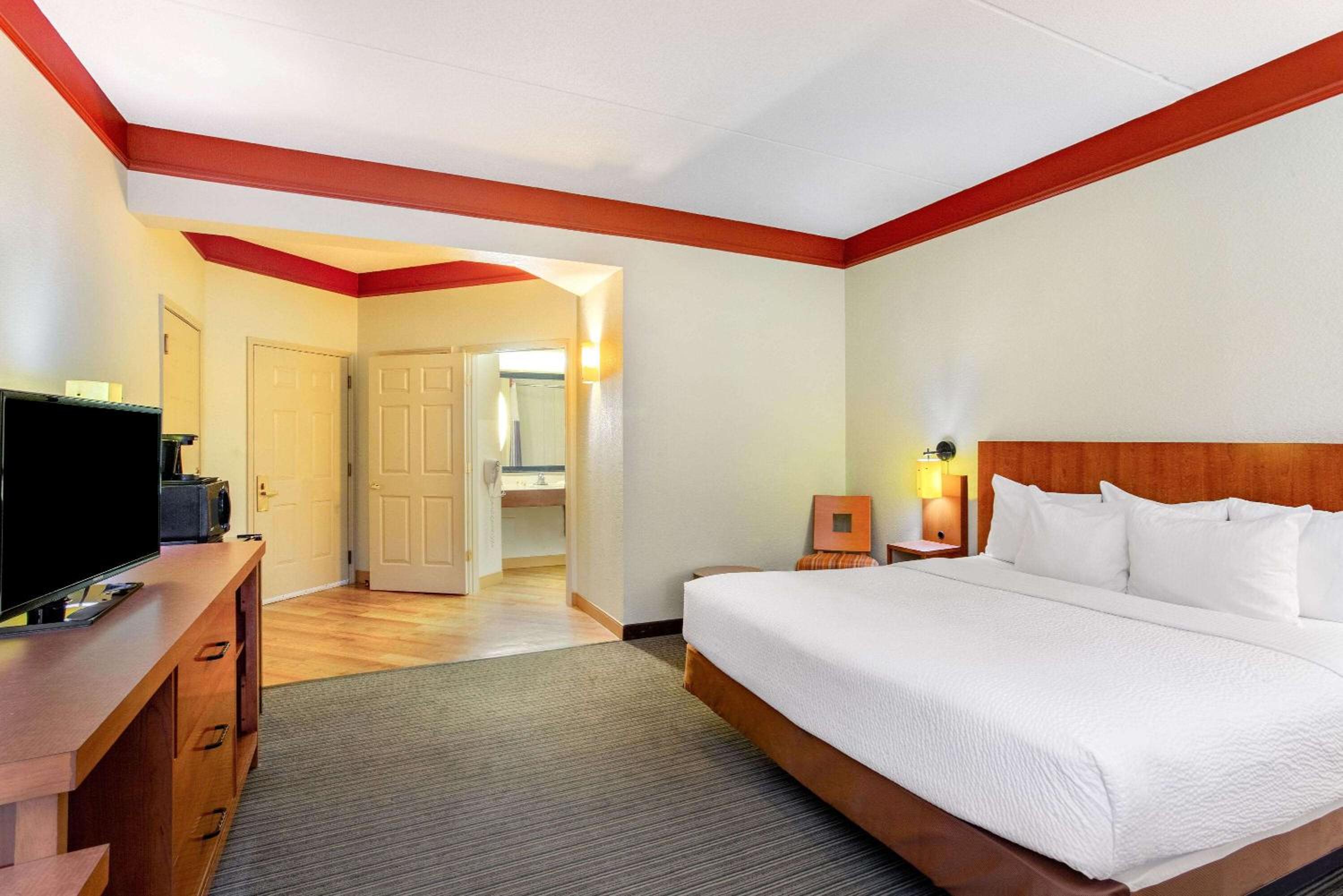 Deluxe King Room - Photo 7