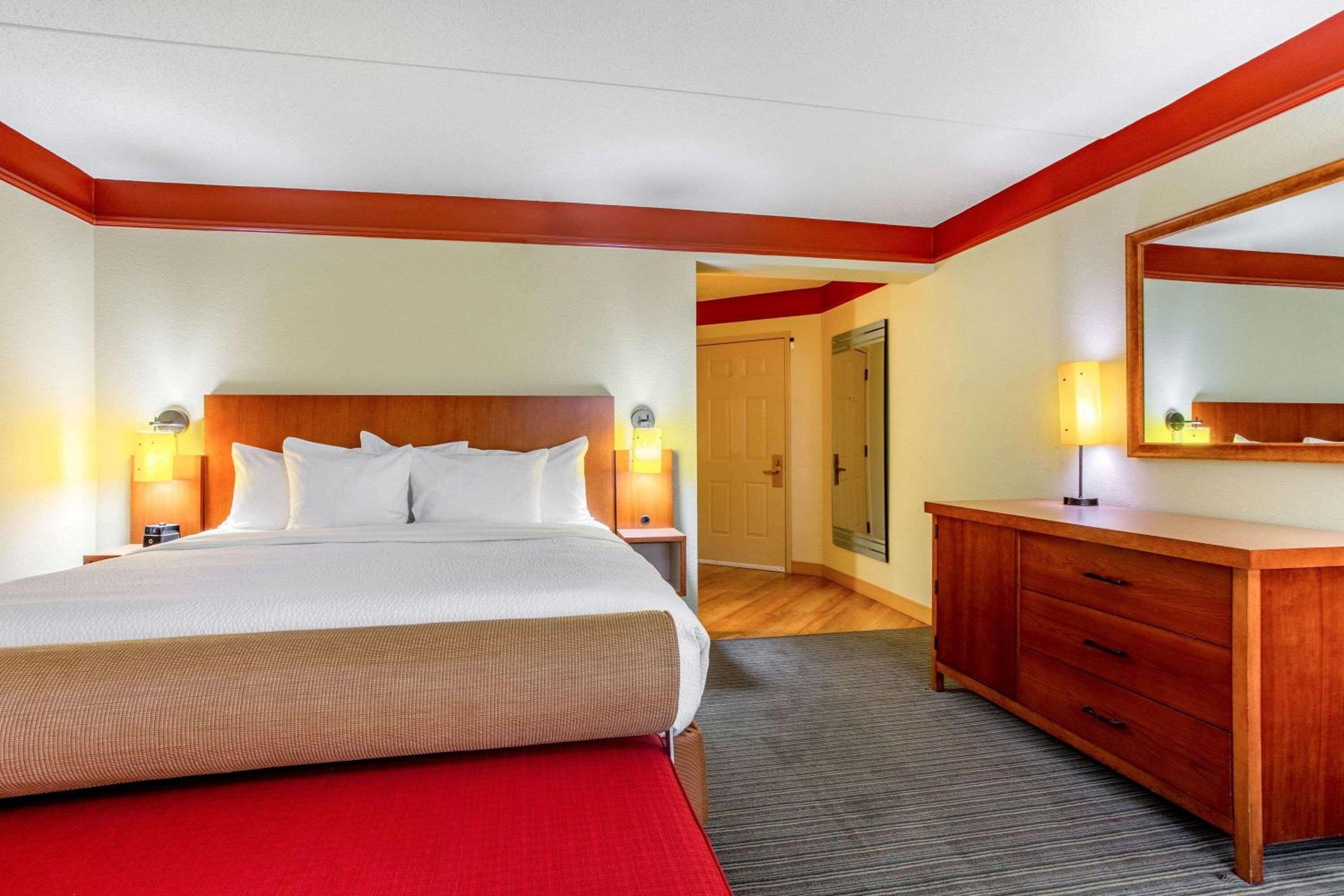 Deluxe King Room - Photo 2
