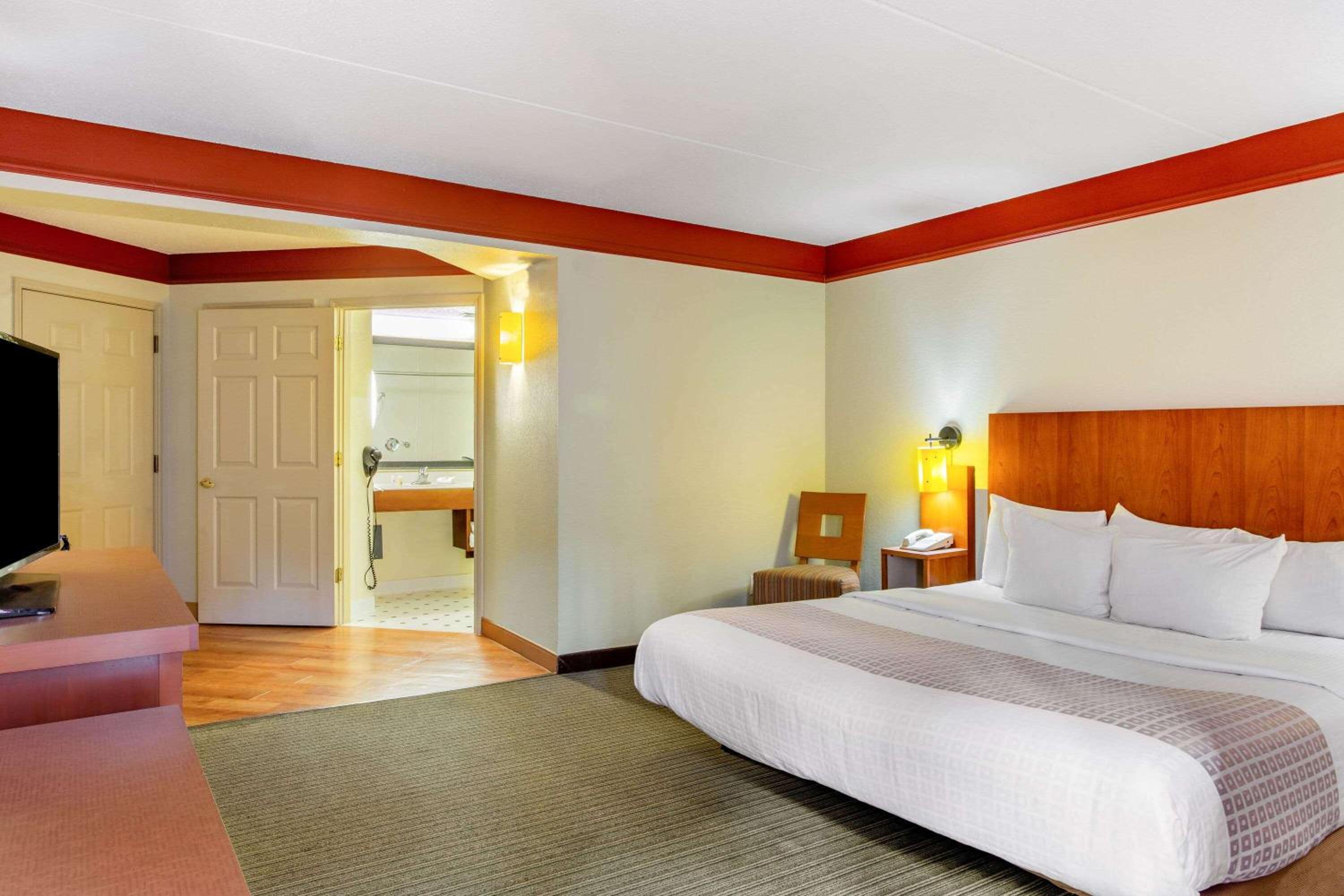 Deluxe King Room - Photo 9