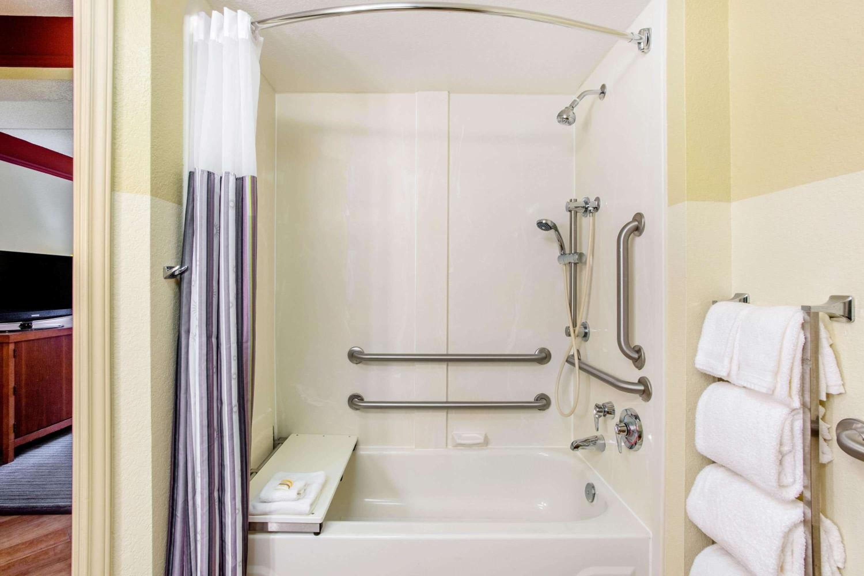 Double Room with Two Double Beds - Mobility/Hearing Accessible - Non-Smoking - Photo 2