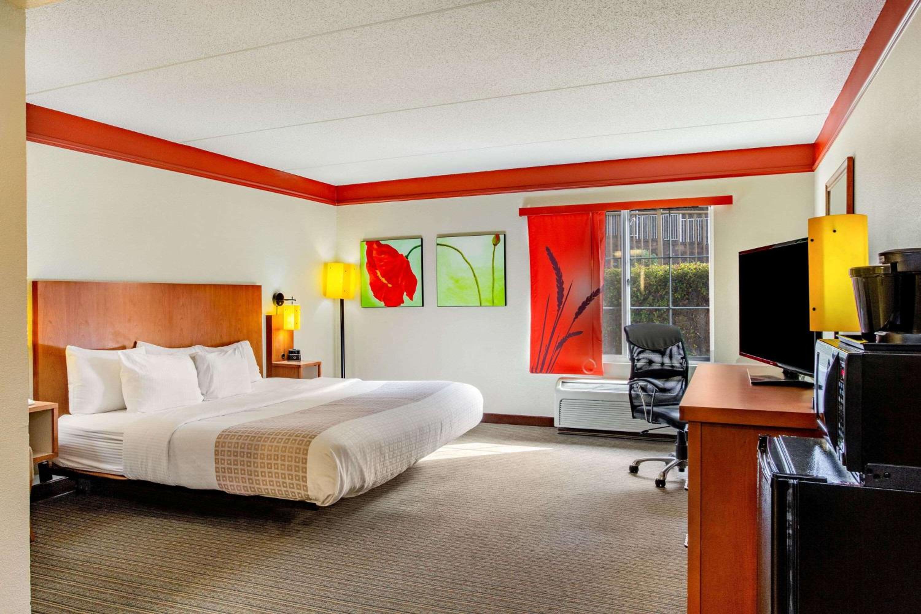 Deluxe King Room - Photo 3