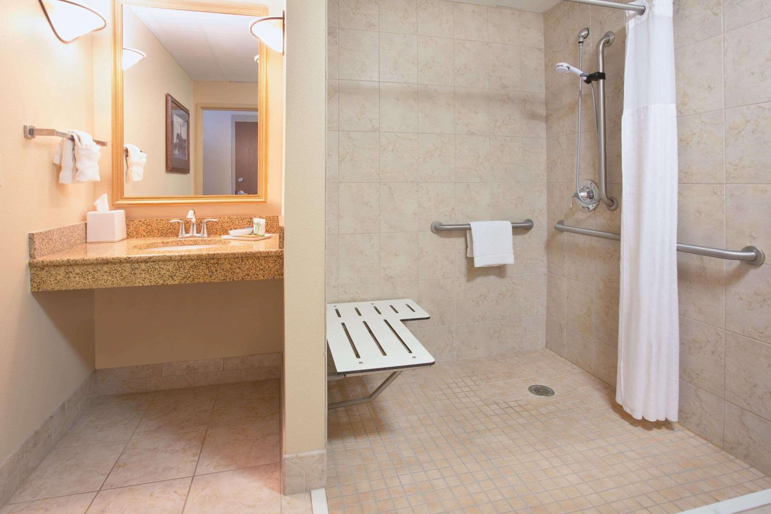 Deluxe Queen Room - Mobility Access/Non-Smoking photo 3