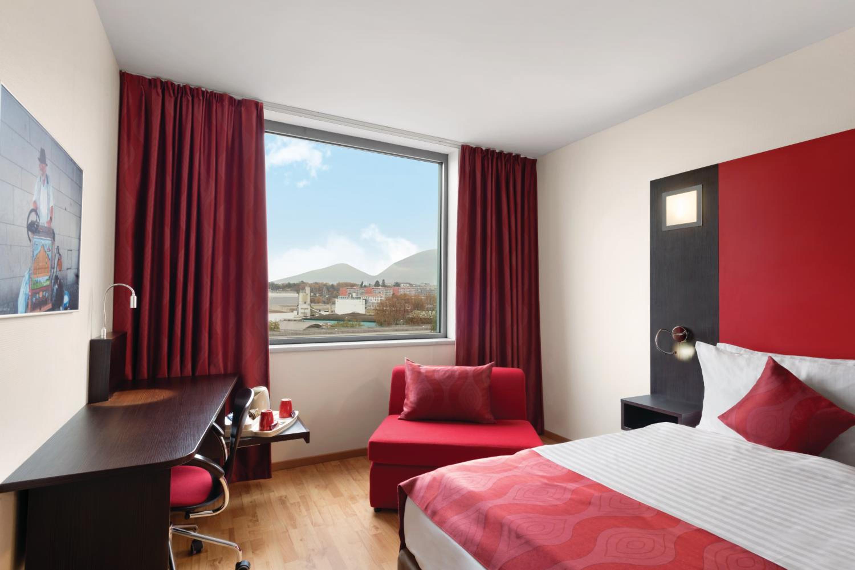 Business King Room with Sofa Bed - Non-Smoking - Photo 6