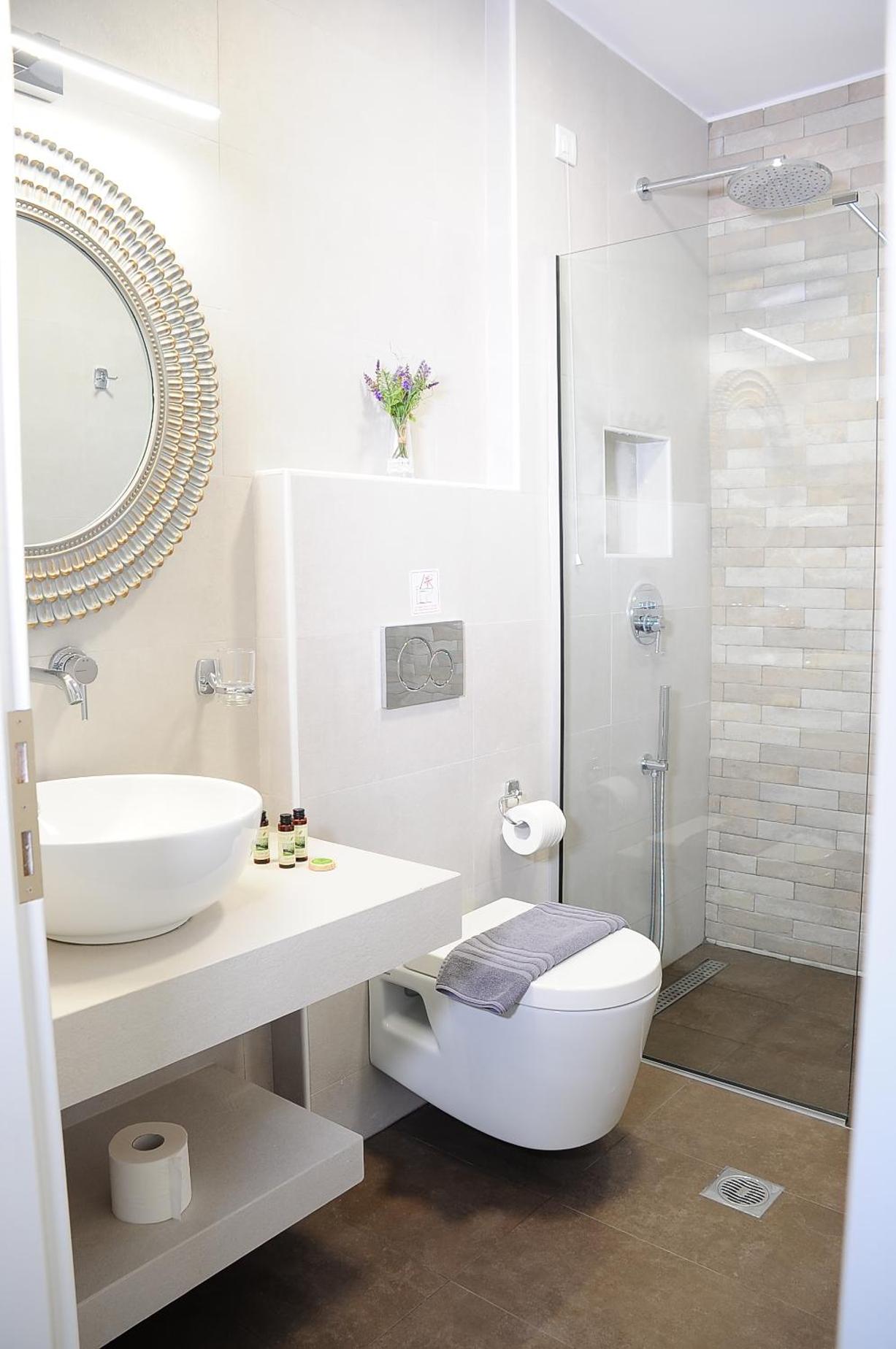 Deluxe Double Room with Balcony - Photo 4