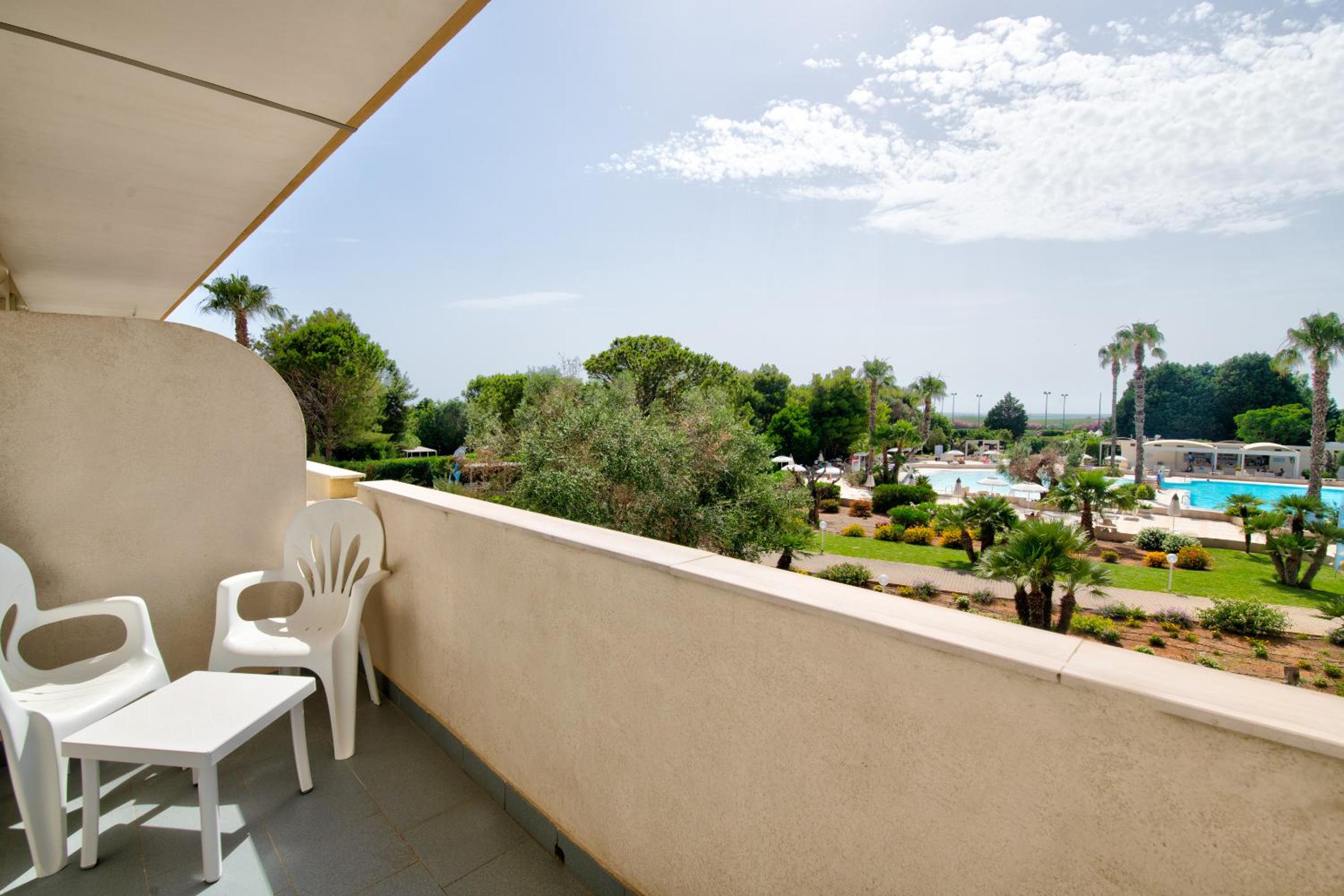 Triple Room with Pool View photo 2