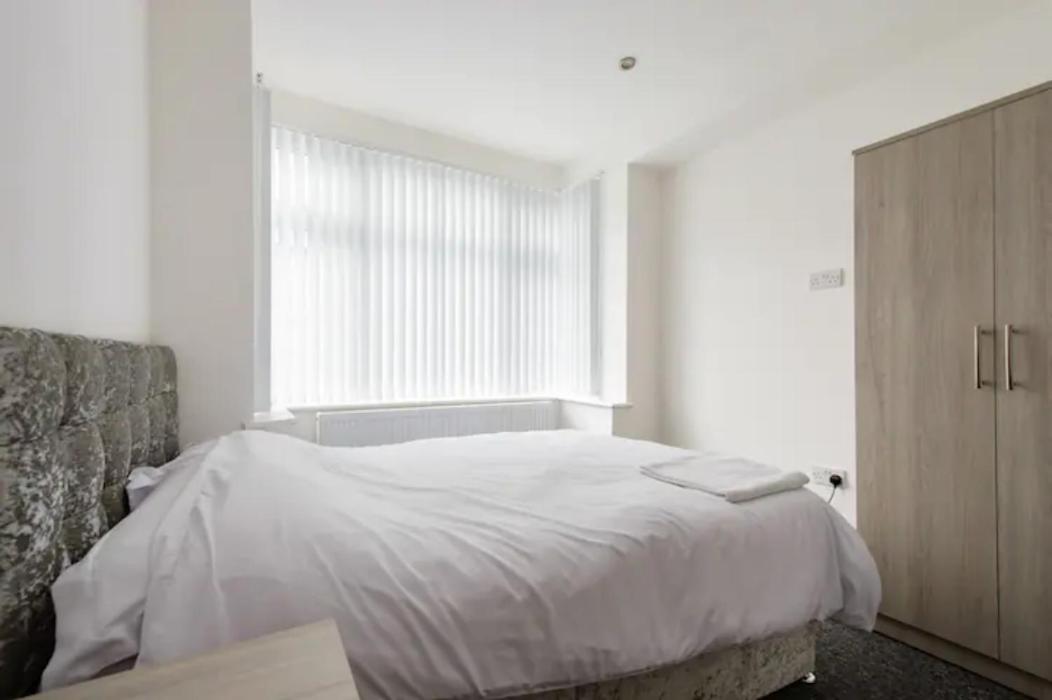 Six-Bedroom House photo 1