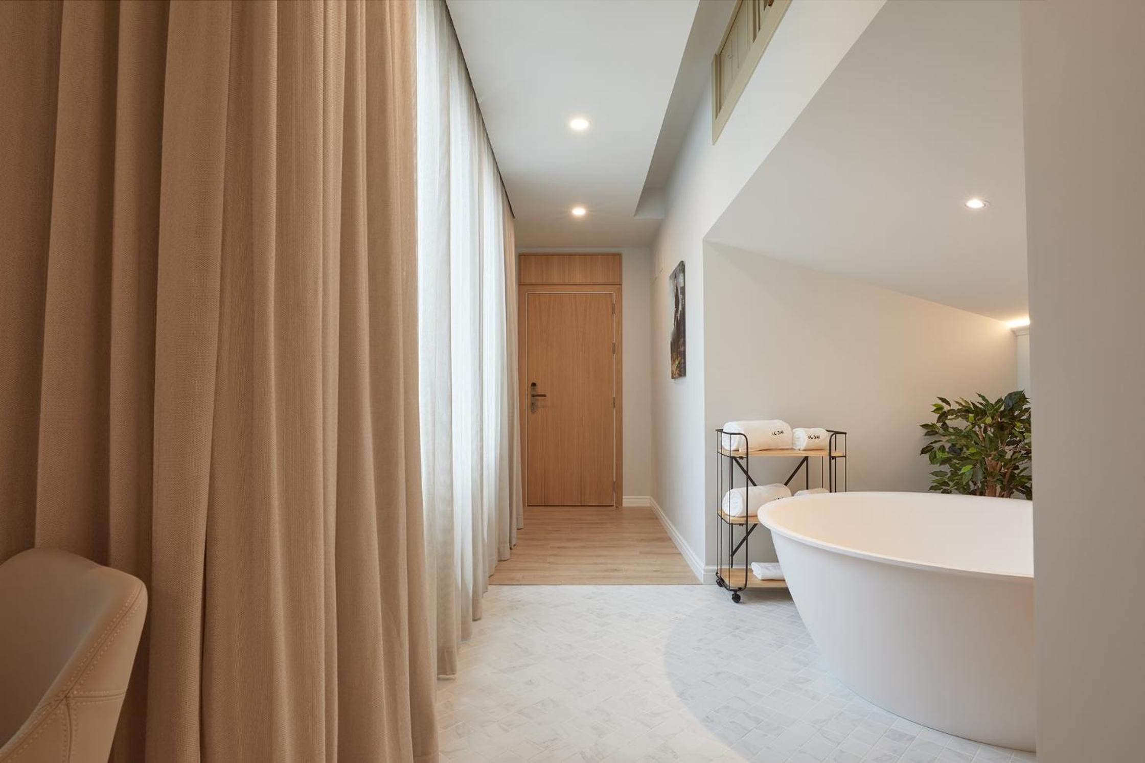 Junior Suite with Bathtub photo 2