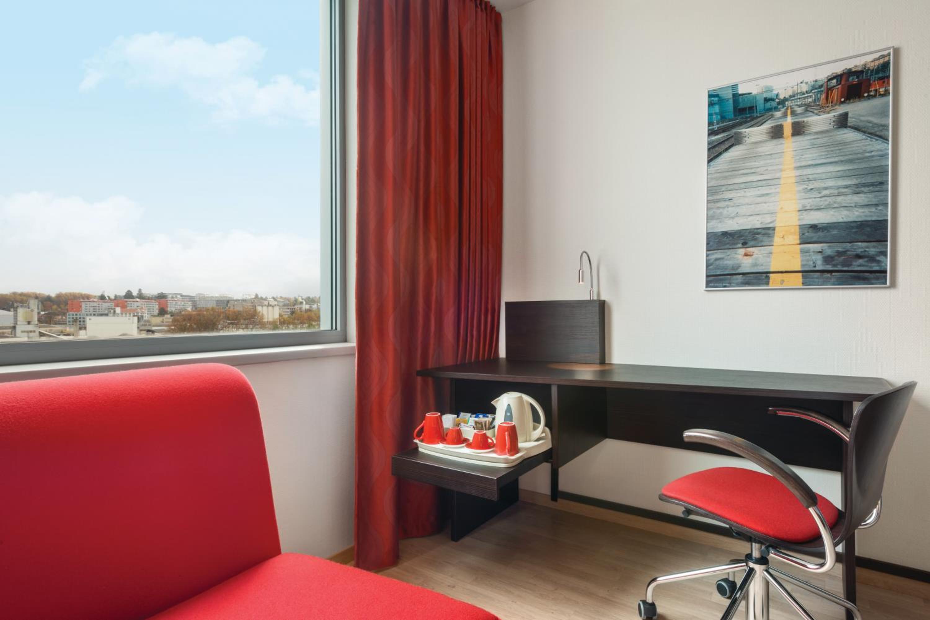 King Room with Sofa Bed - Non-Smoking - Photo 3