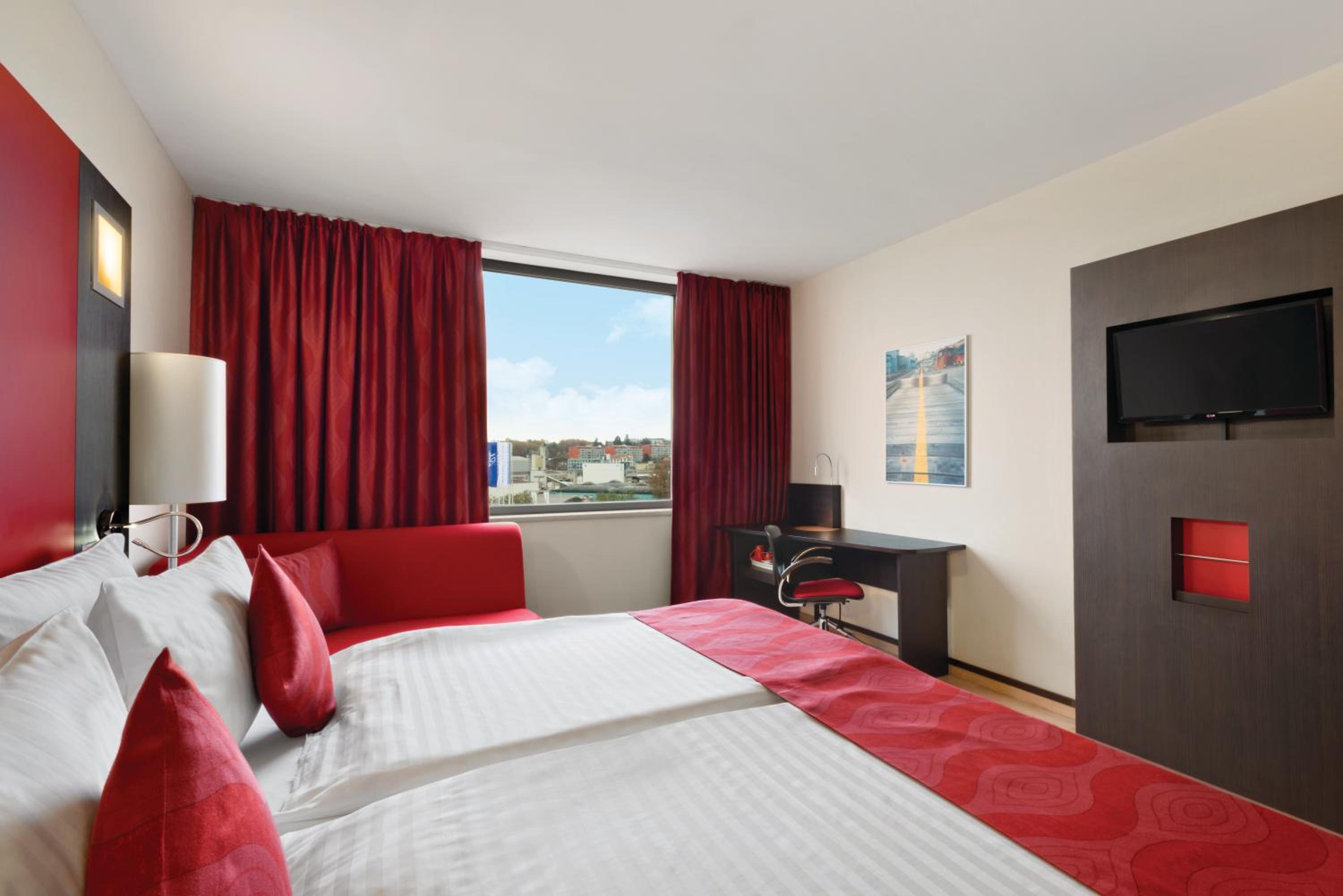 King Room with Sofa Bed - Non-Smoking - Photo 2