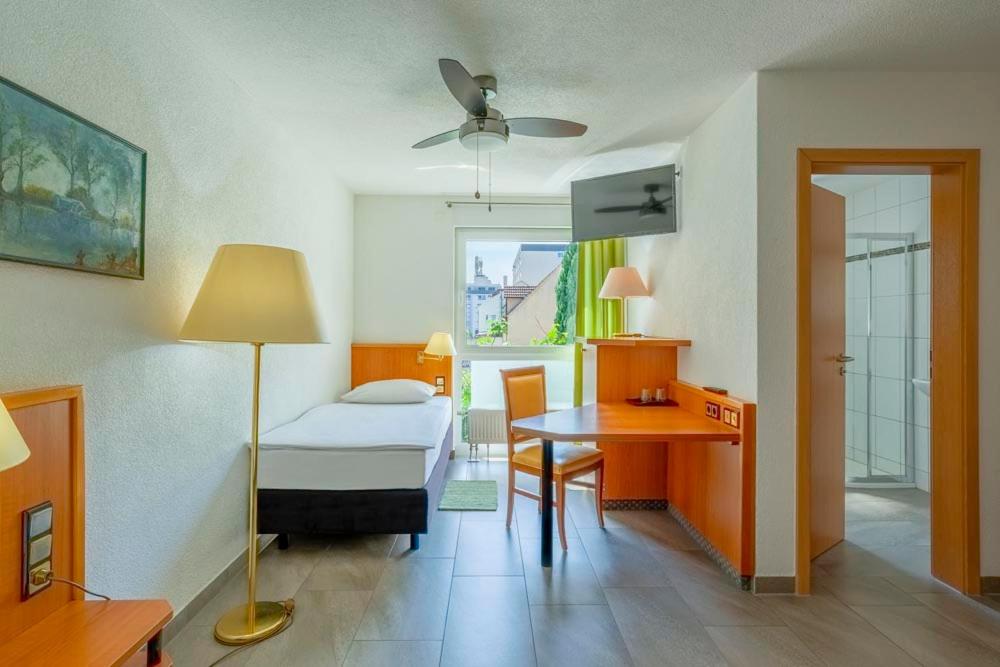Twin Room with Private Bathroom photo 2