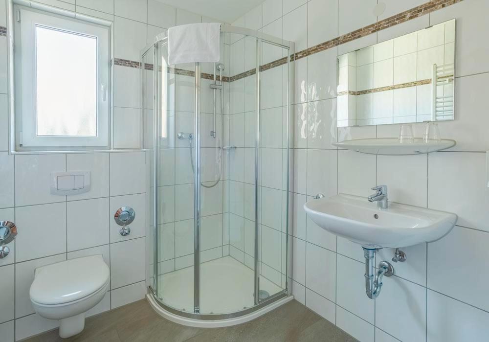 Family Room with Private Bathroom photo 3