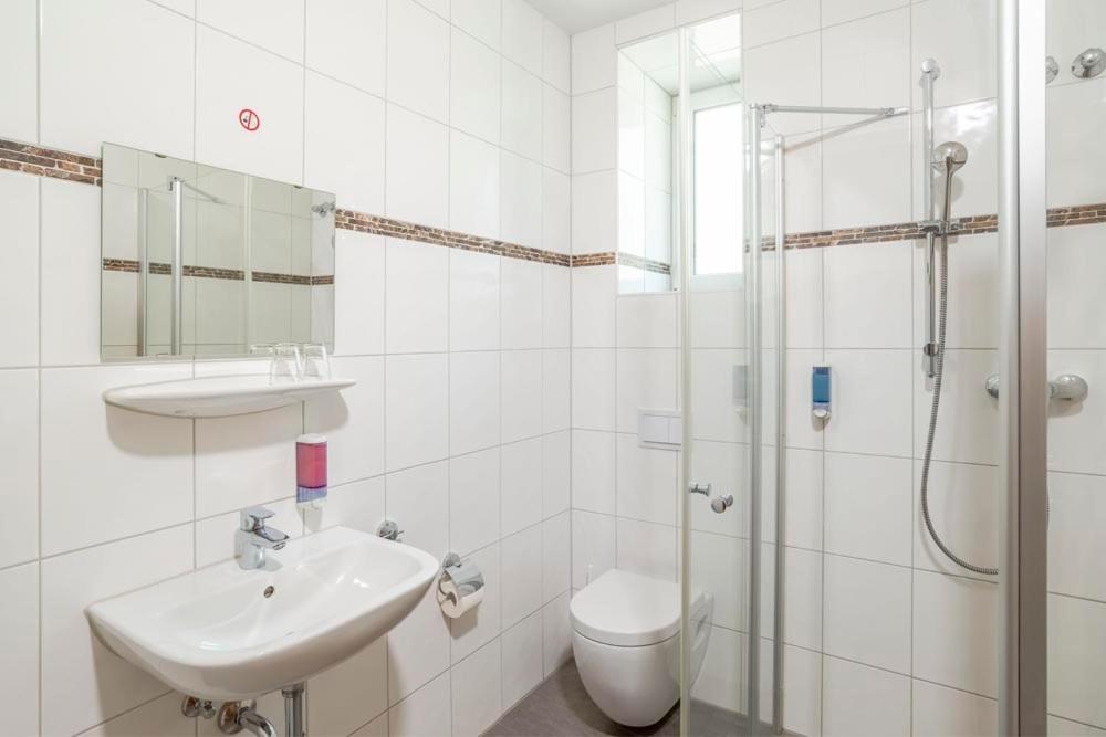 Family Room with Private Bathroom photo 2
