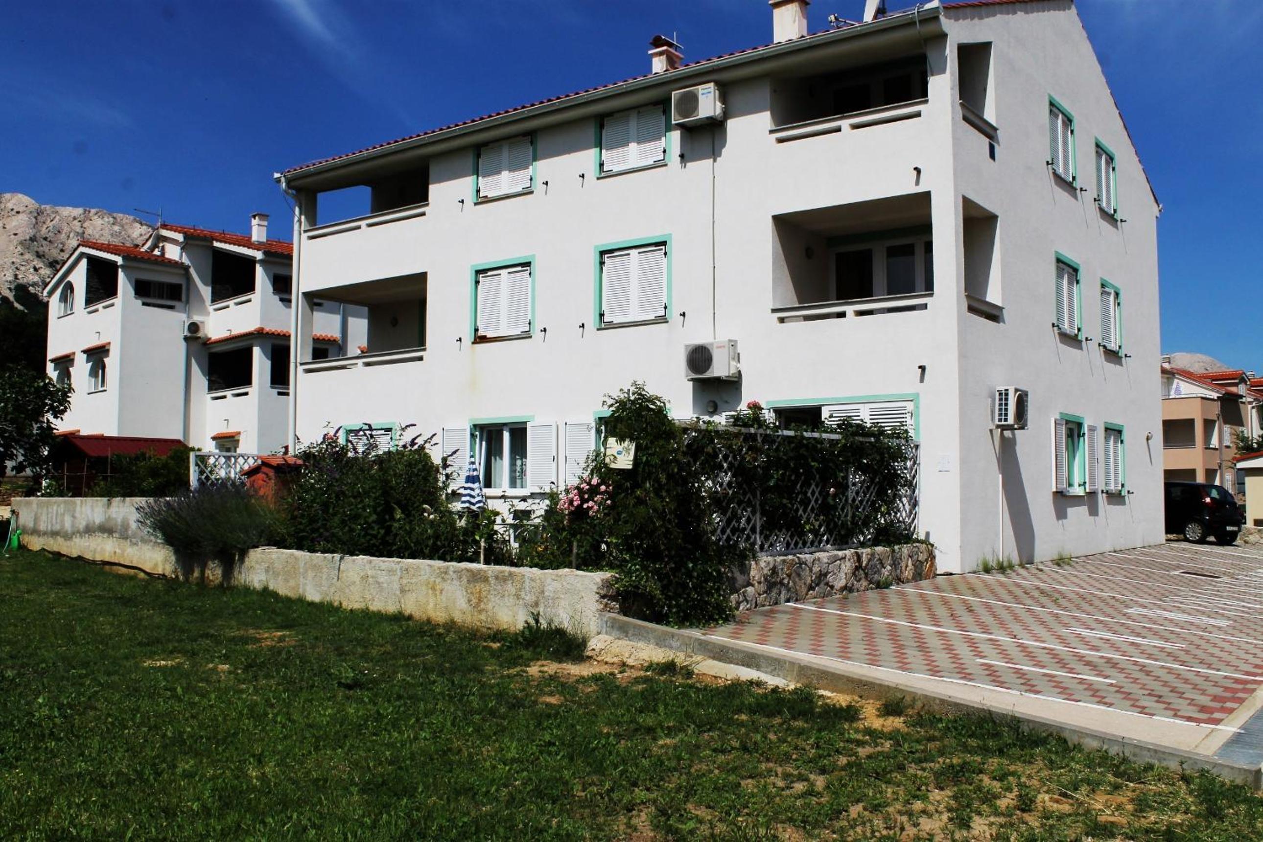 Two-Bedroom Apartment with Garden photo 1