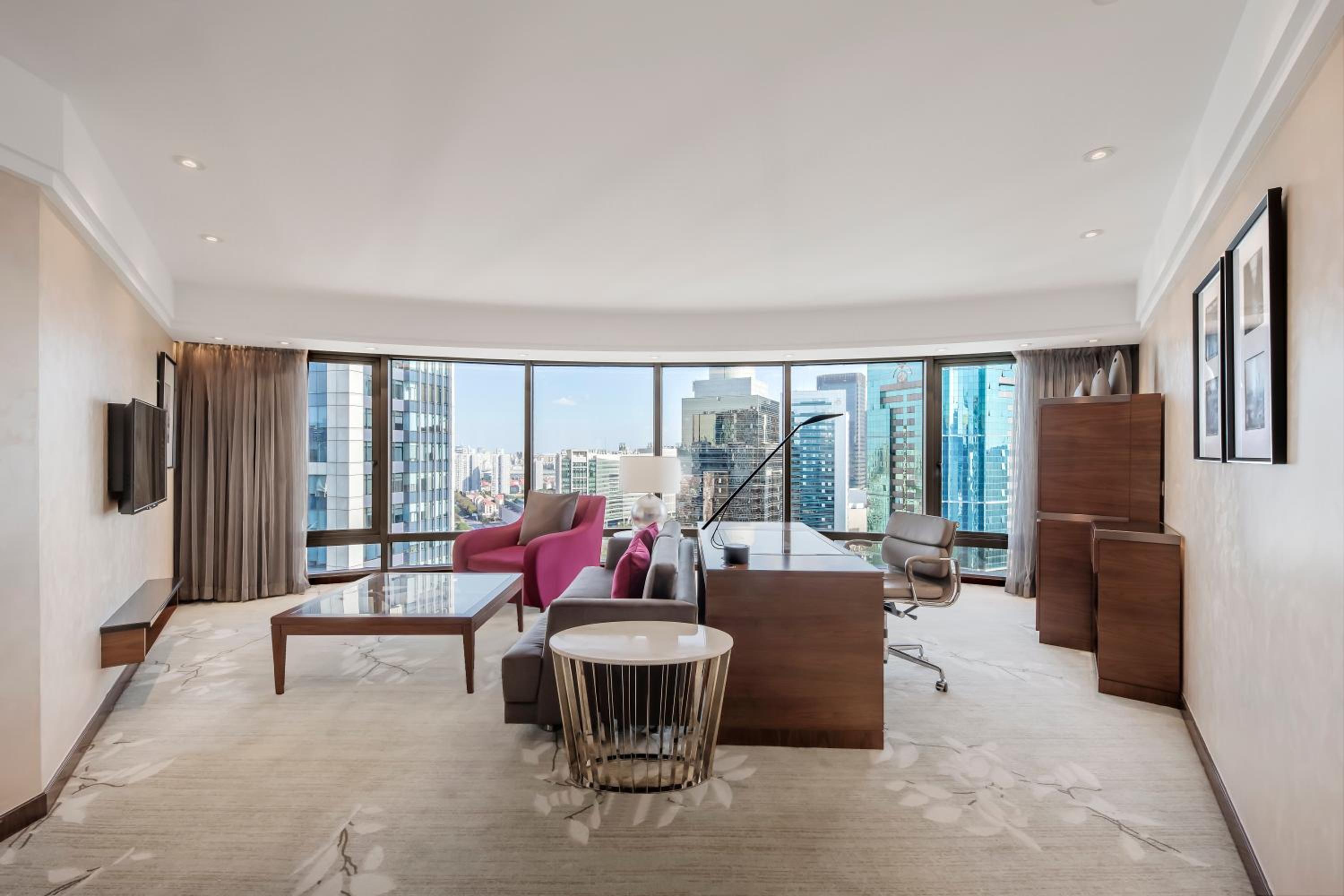 Diplomatic King Suite