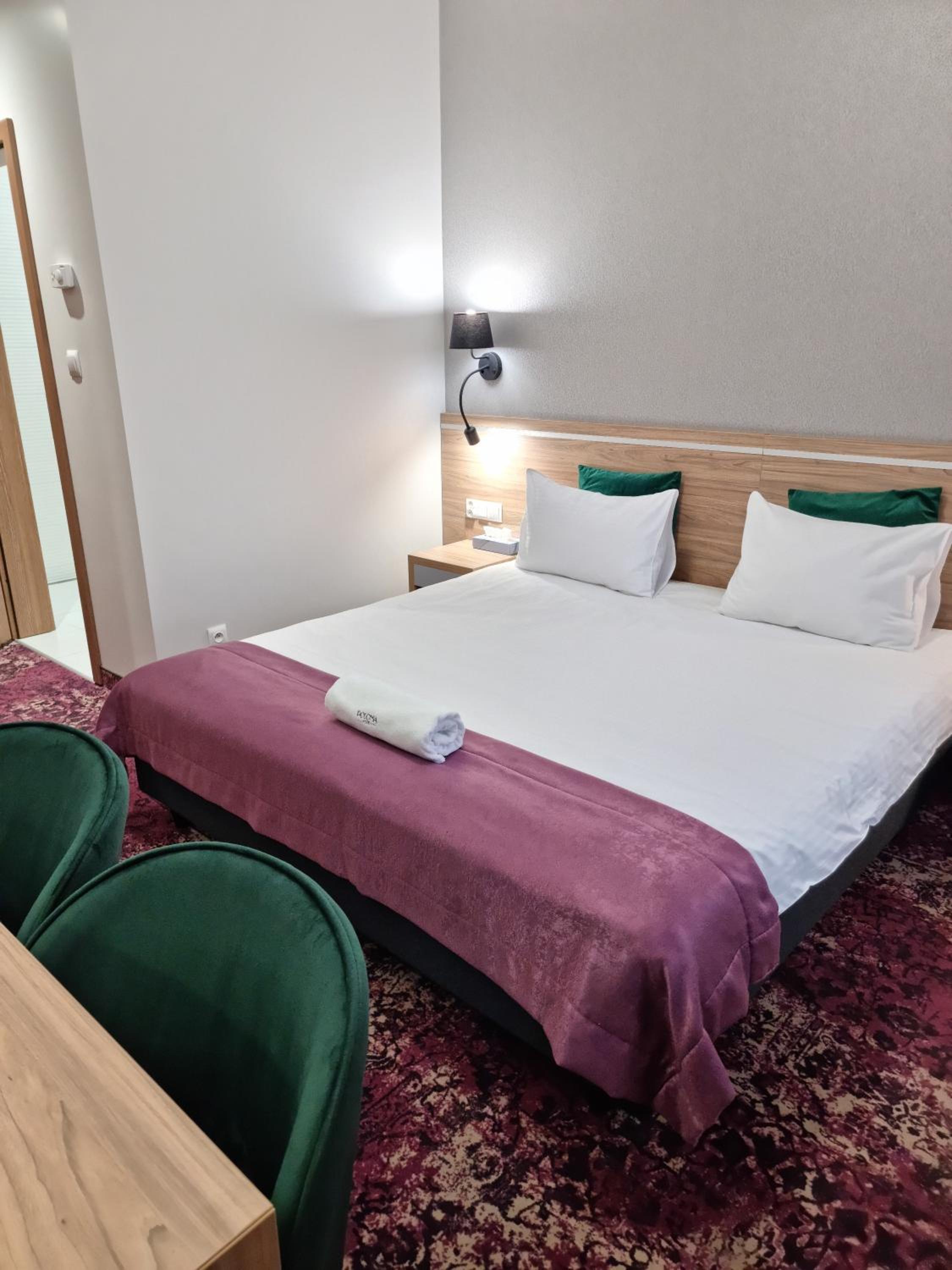 Deluxe King Room - Photo 3